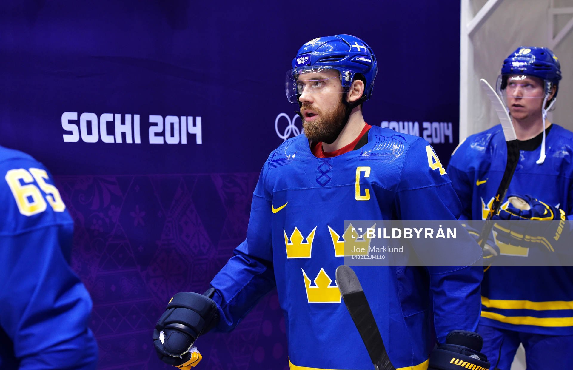 Sveriges Henrik Zetterberg på väg in till ishockeymatchen