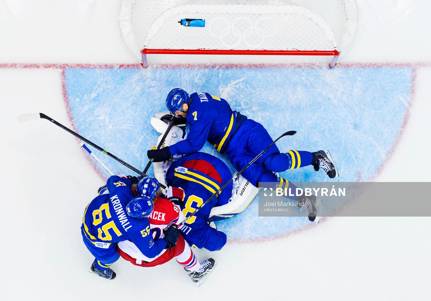 Sveriges Niklas Kronwall, målvakt Henrik Lundqvist och