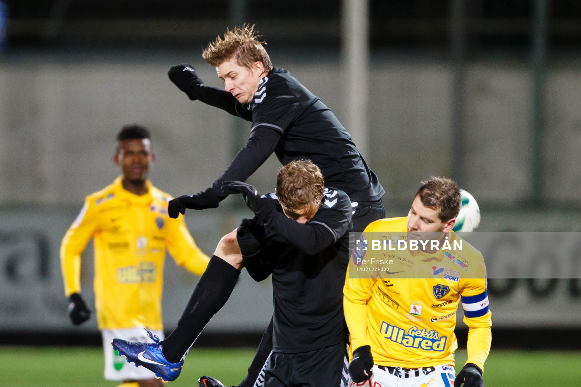 Gais Andreas Drugge hoppar högst i en nickduell med Gais
