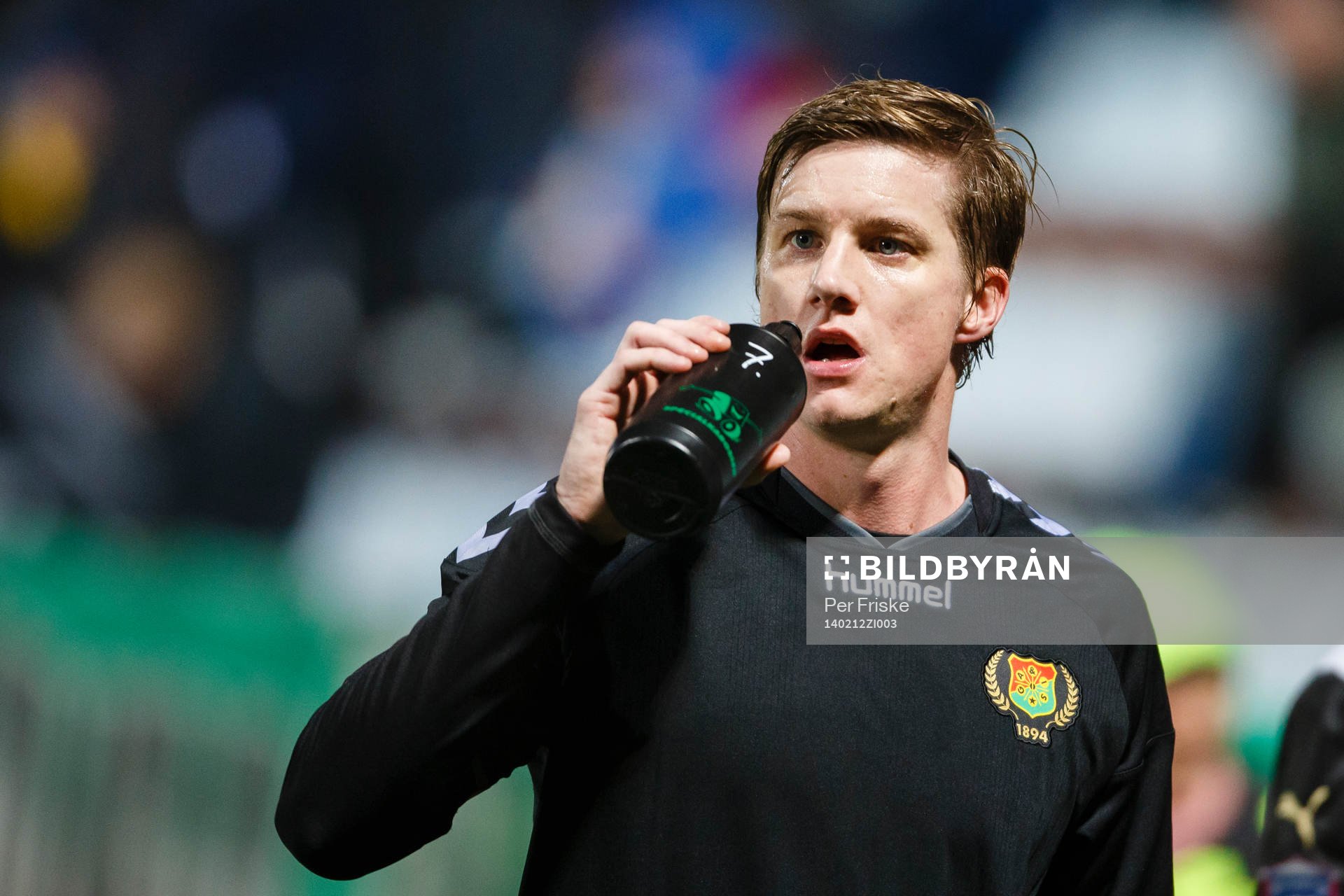 Gais Andreas Drugge dricker vatten