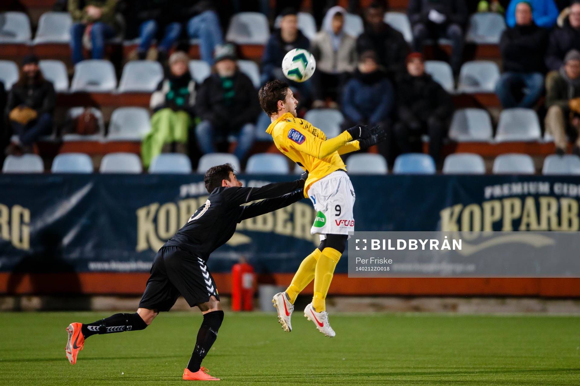 Gais Petrit Zhubi knuffar Falkenbergs Tibor Joza när han