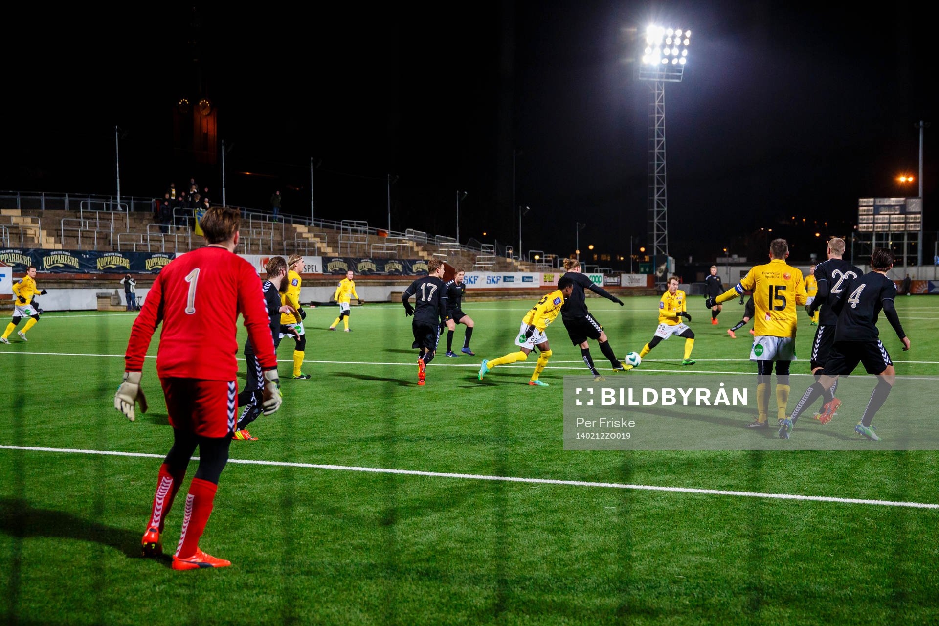 Gais Marcus Översjö rensar undan bollen framför