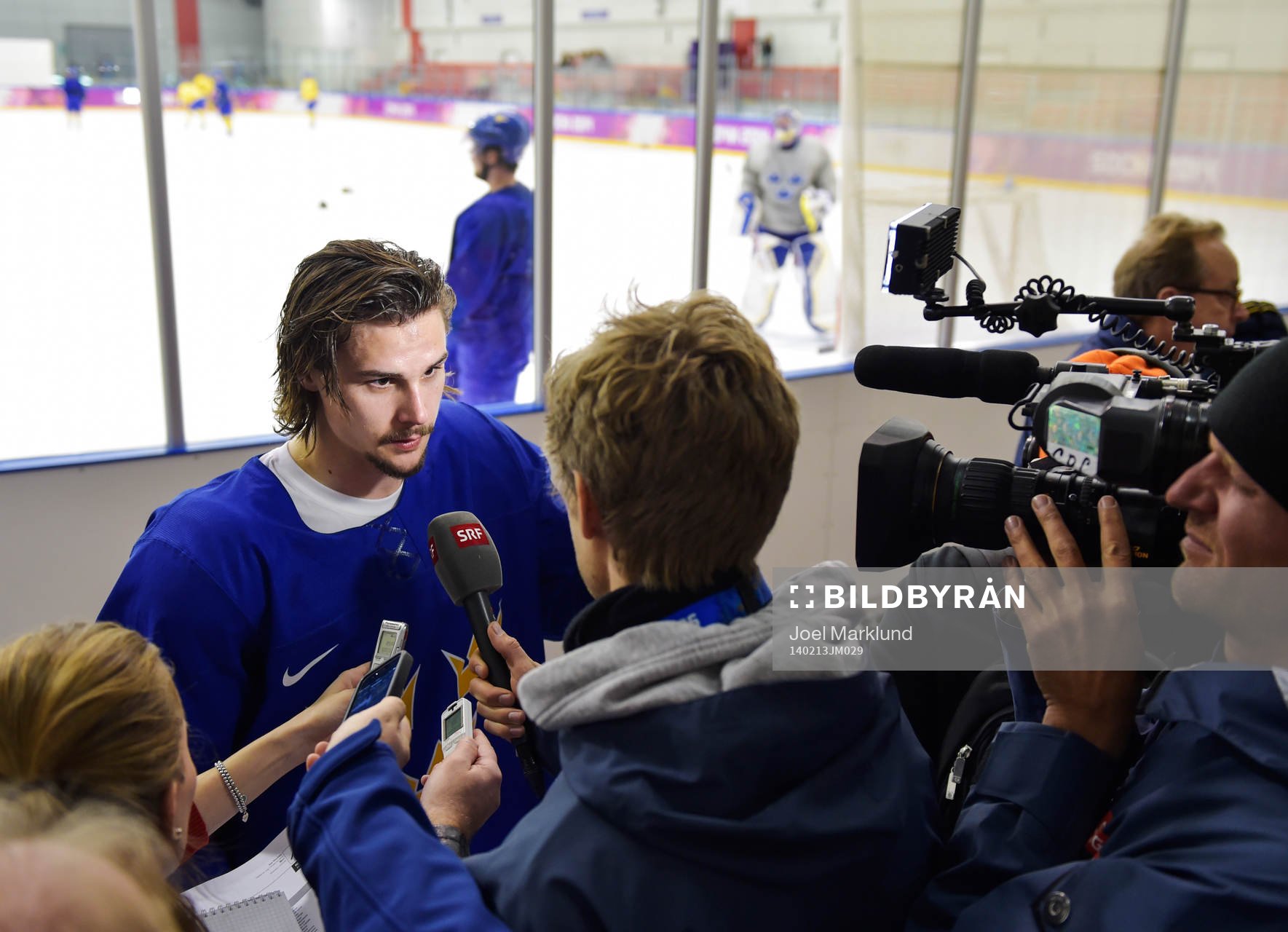 Erik Karlsson blir intervjuad av media