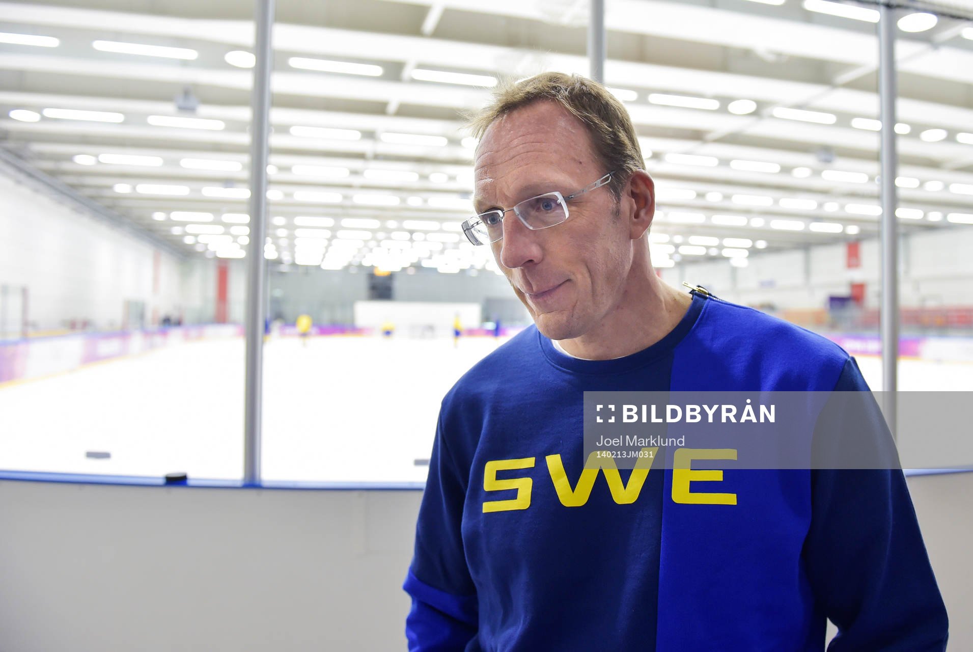 Björn Waldebäck, läkare, uttalar sig för media på