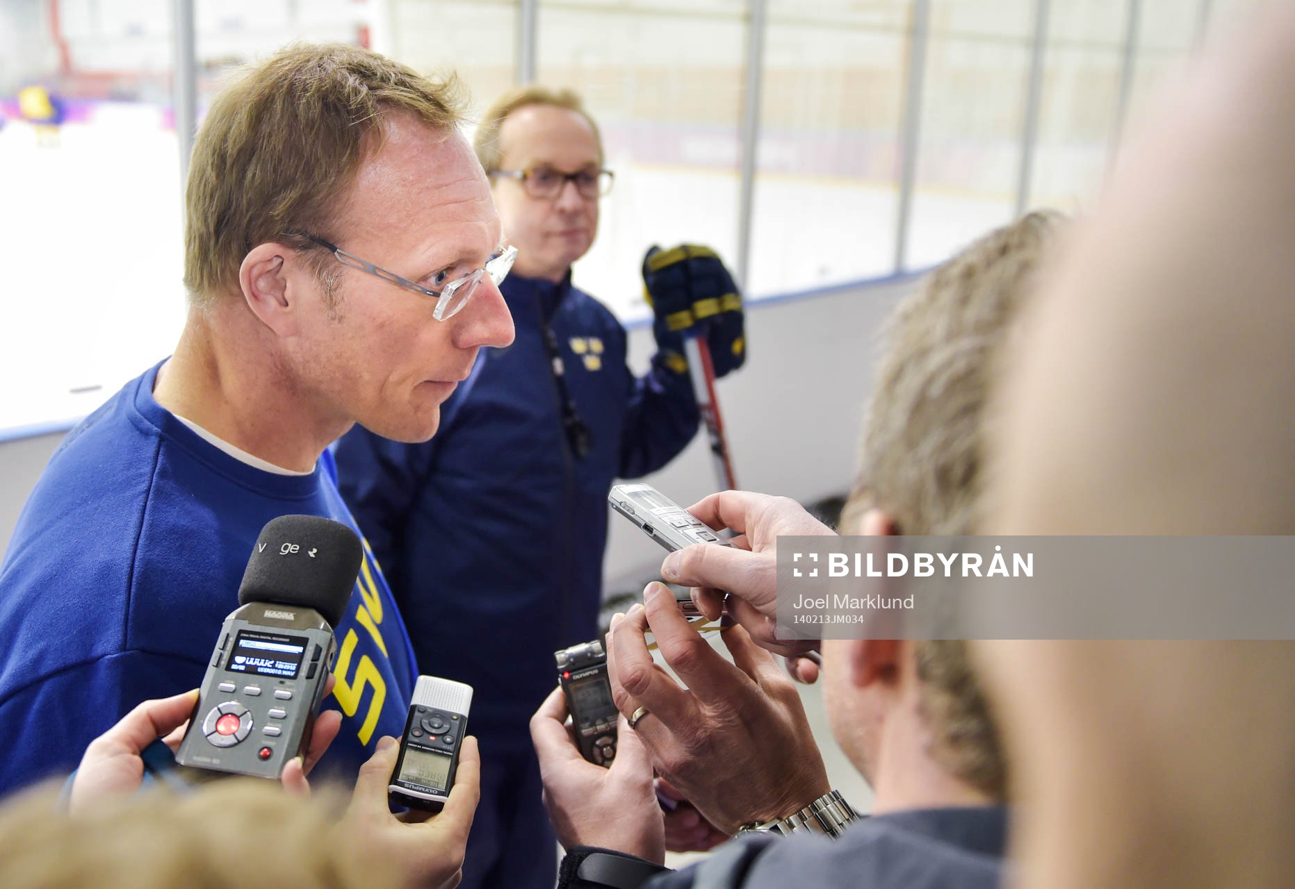 Björn Waldebäck, läkare, uttalar sig för media på
