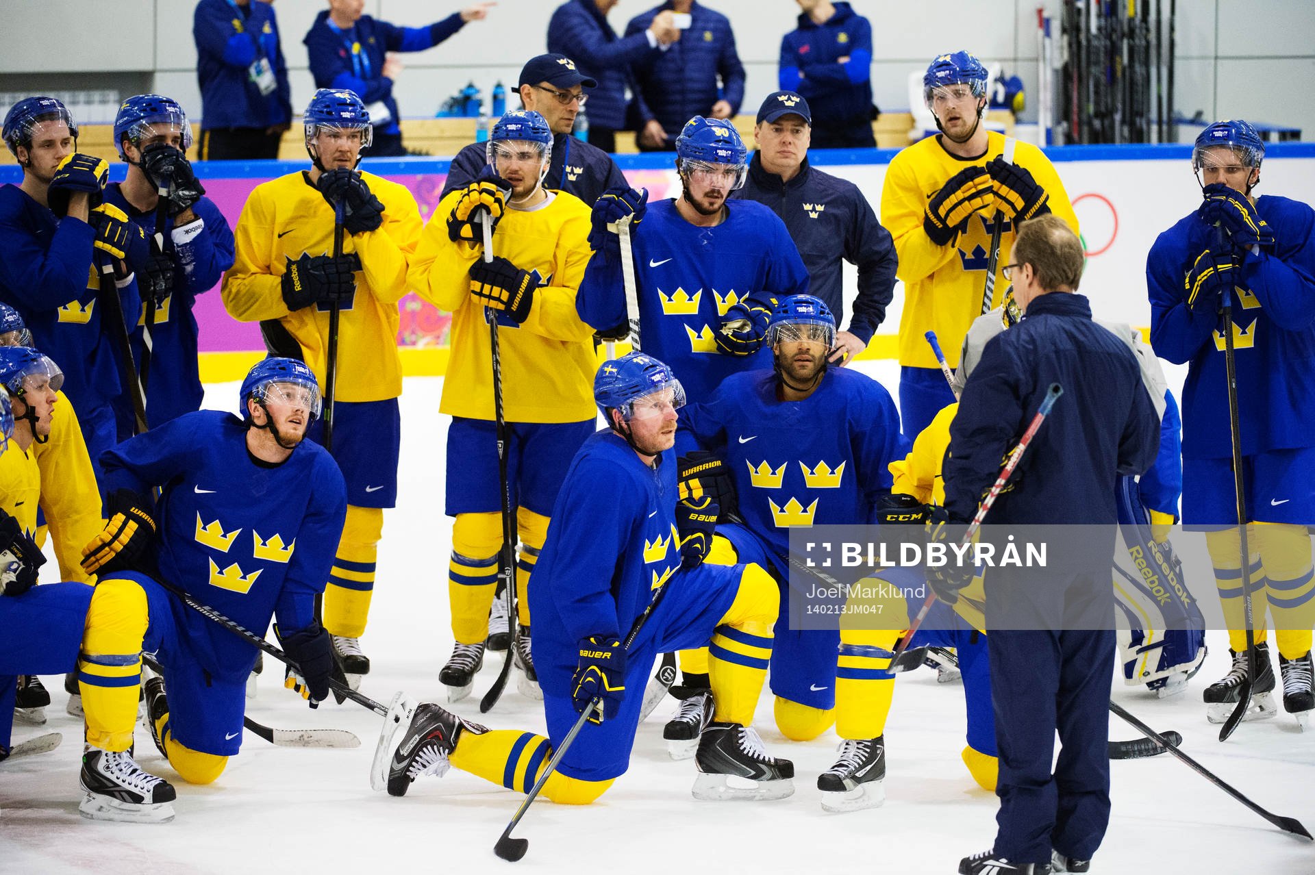 Spelare lyssnar på förbundskapten Pär Mårts vid en