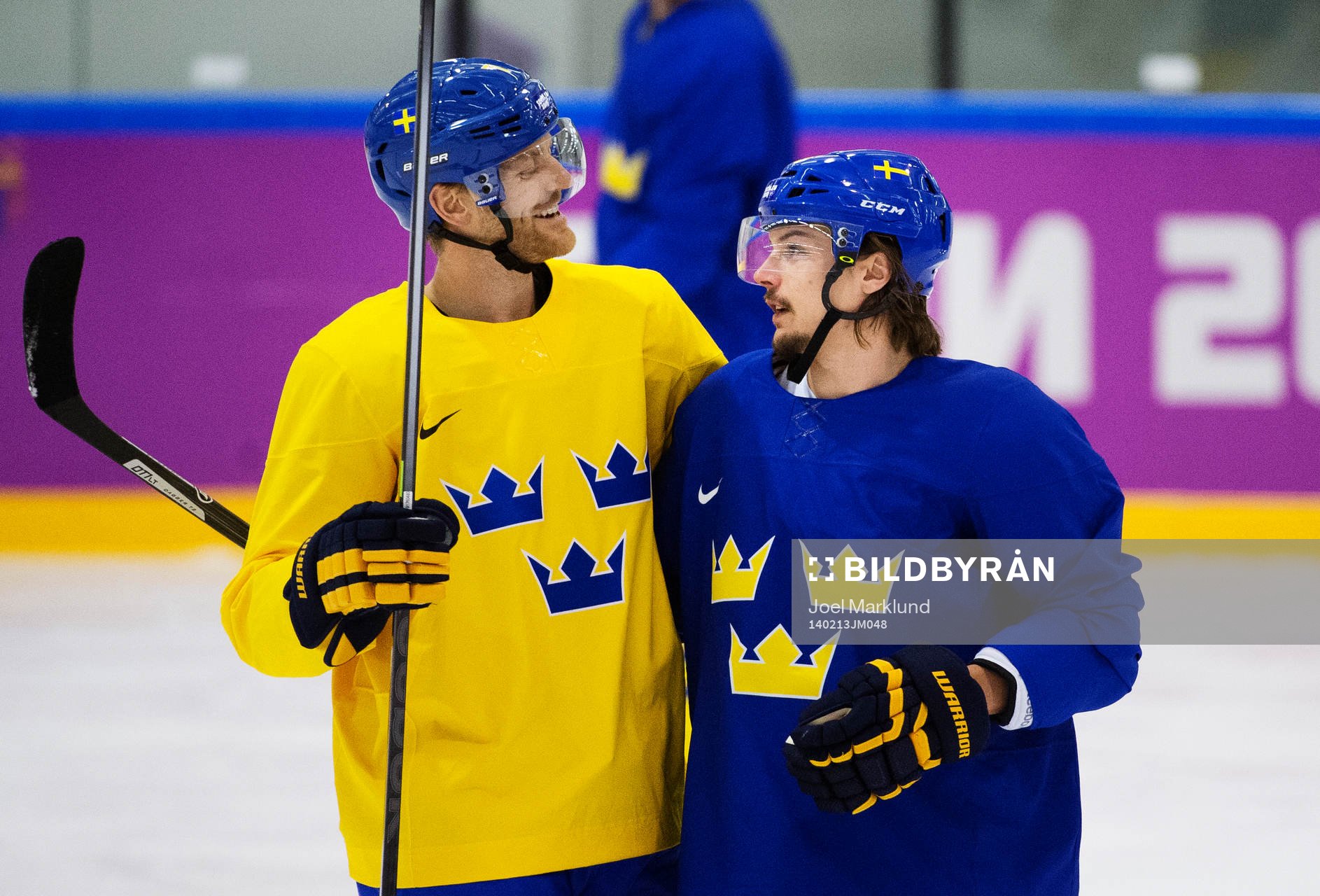 Henrik Tallinder och Erik Karlsson skojar med varandra på