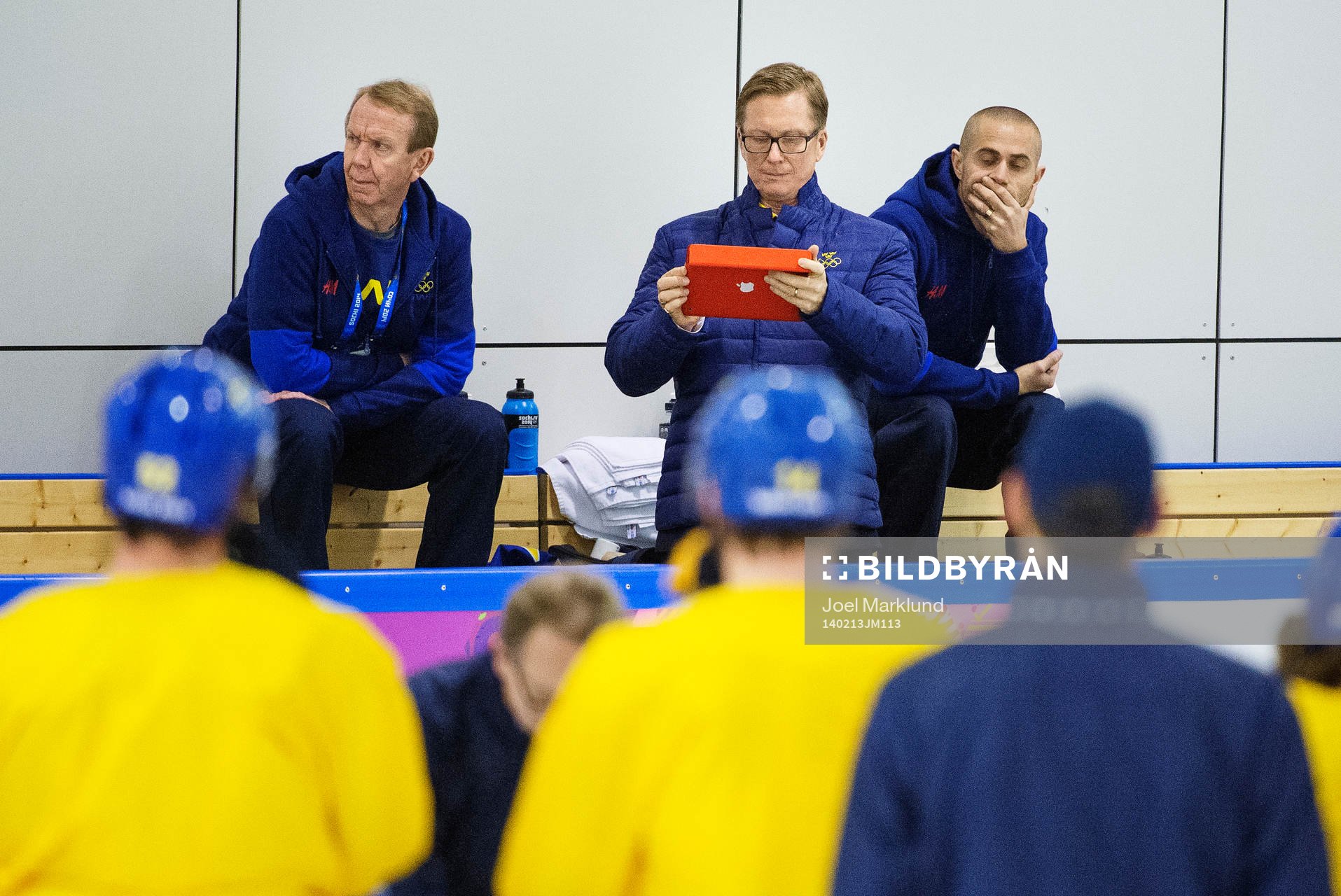 Tommy Boustedt med en iPad på Sveriges ishockeylandslags