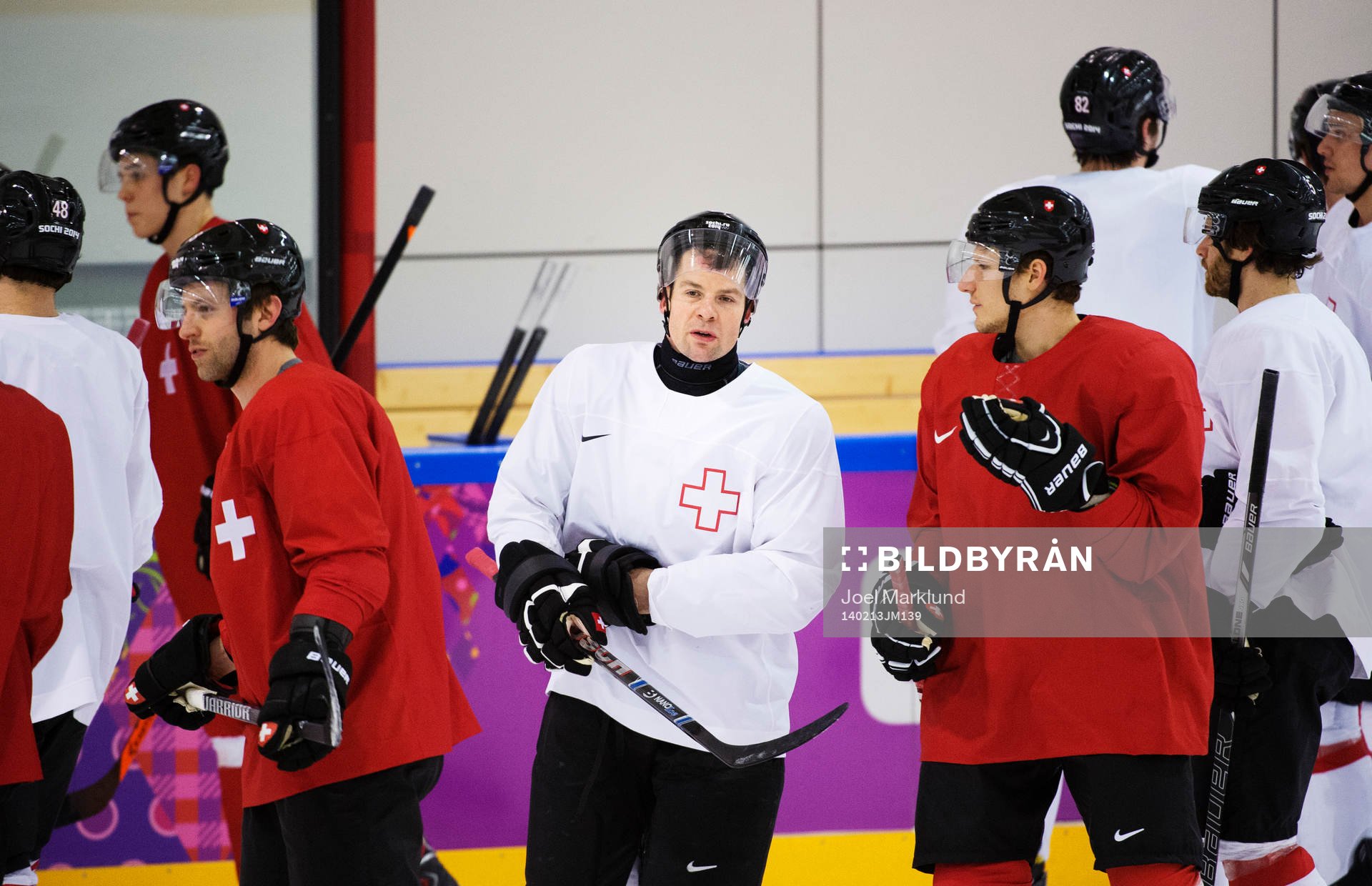 Martin Plüss (i mitten) på Schweiz ishockeylandslags