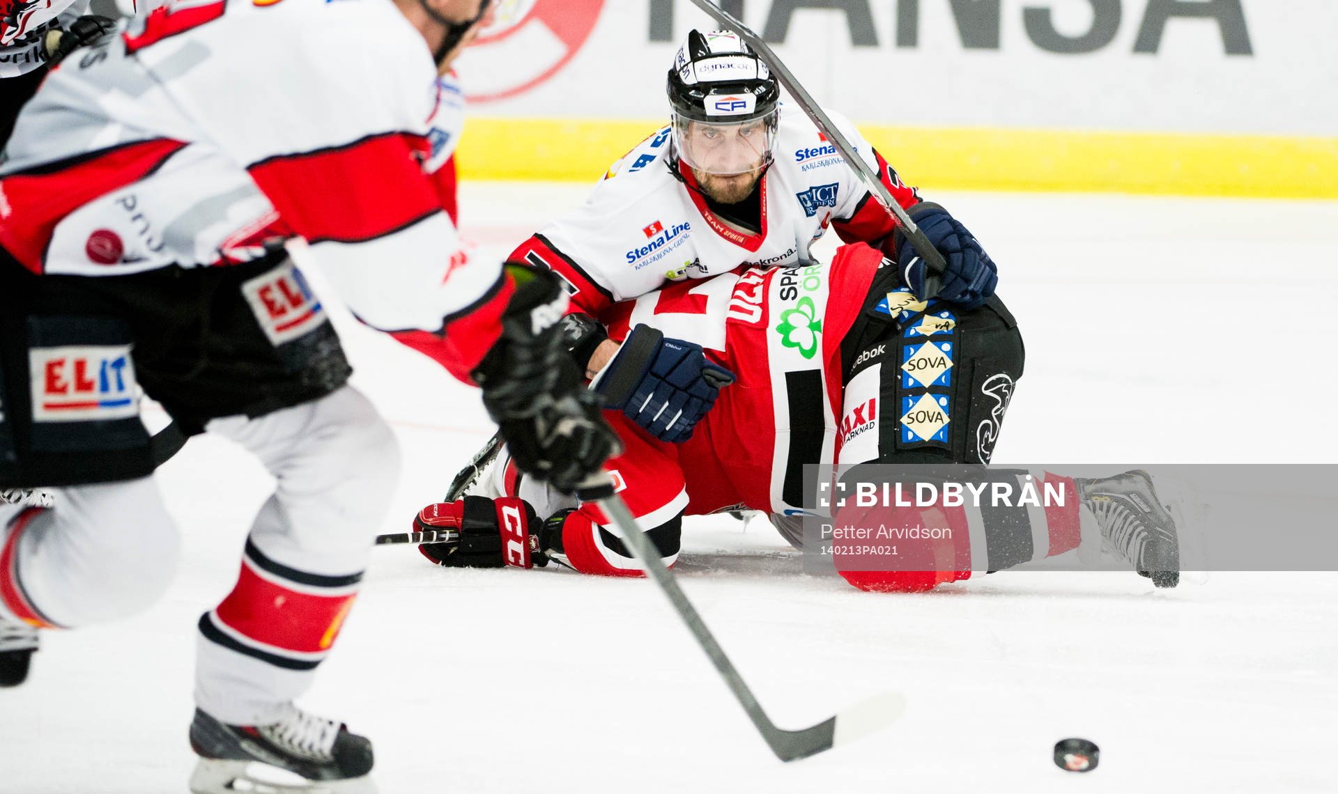 Karlskronas Austin Block ovanpå Malmö Redhawks Henrik