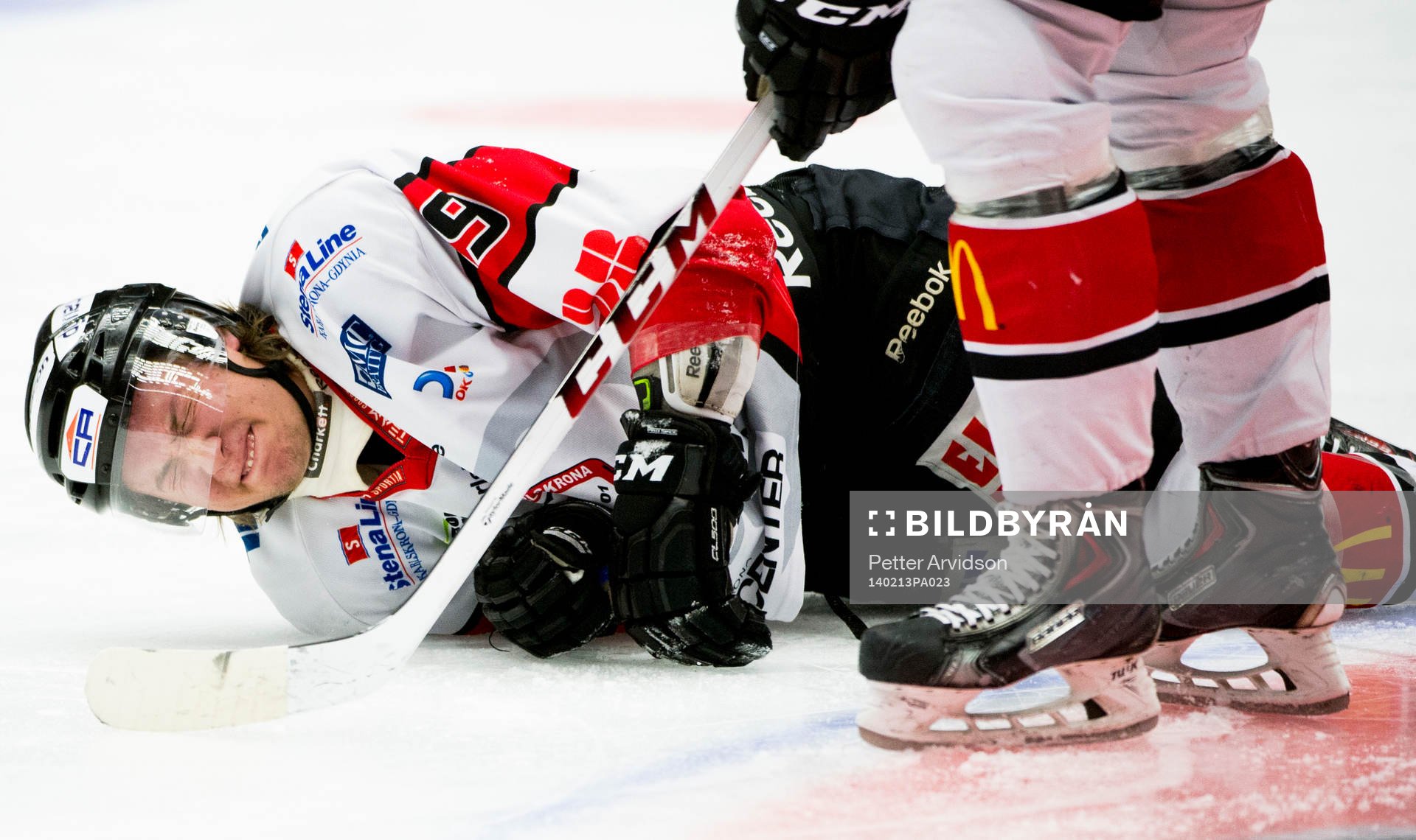 Karlskronas Filip Cruseman ligger på isen och har ont