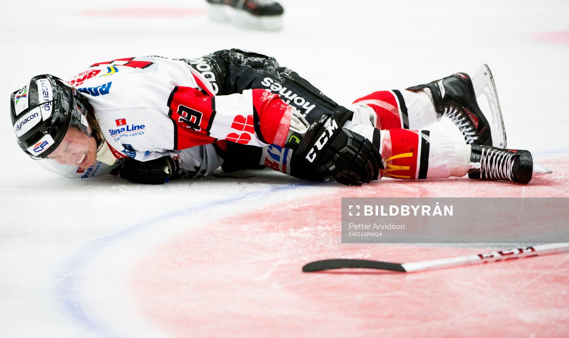 Karlskronas Filip Cruseman ligger på isen och har ont