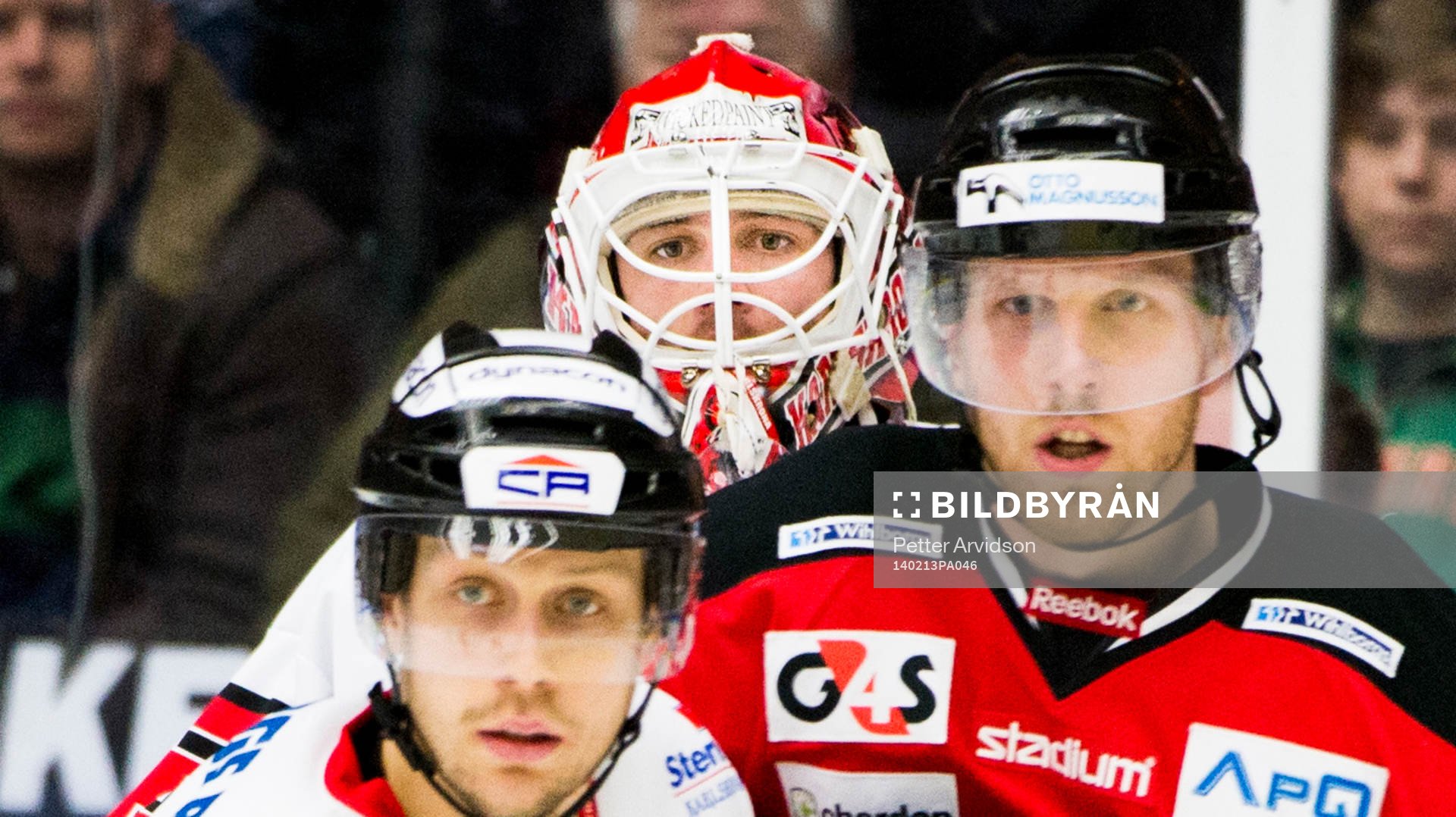 Karlskronas målvakt Patrick Galbraith försöker se mellan