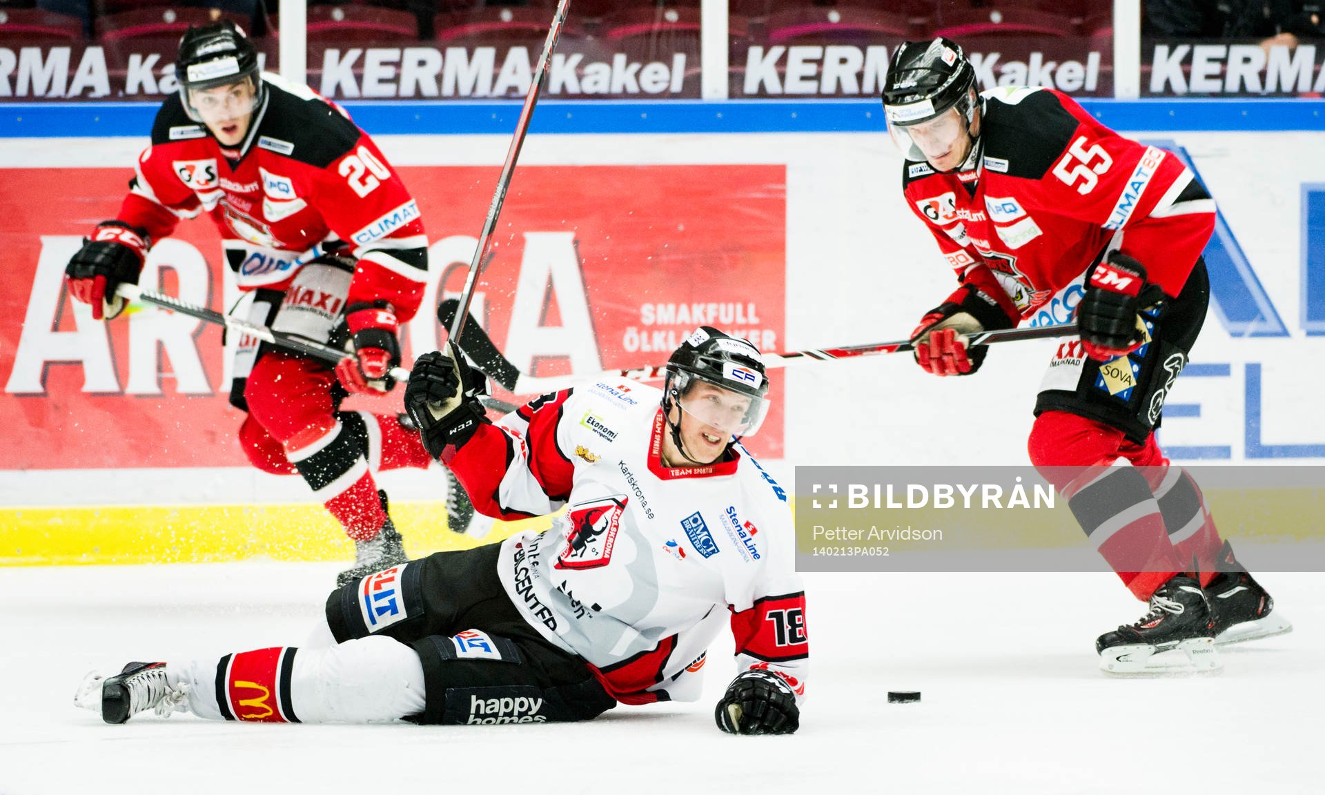 Karlskronas Emil Larsson faller framför Malmö Redhawks