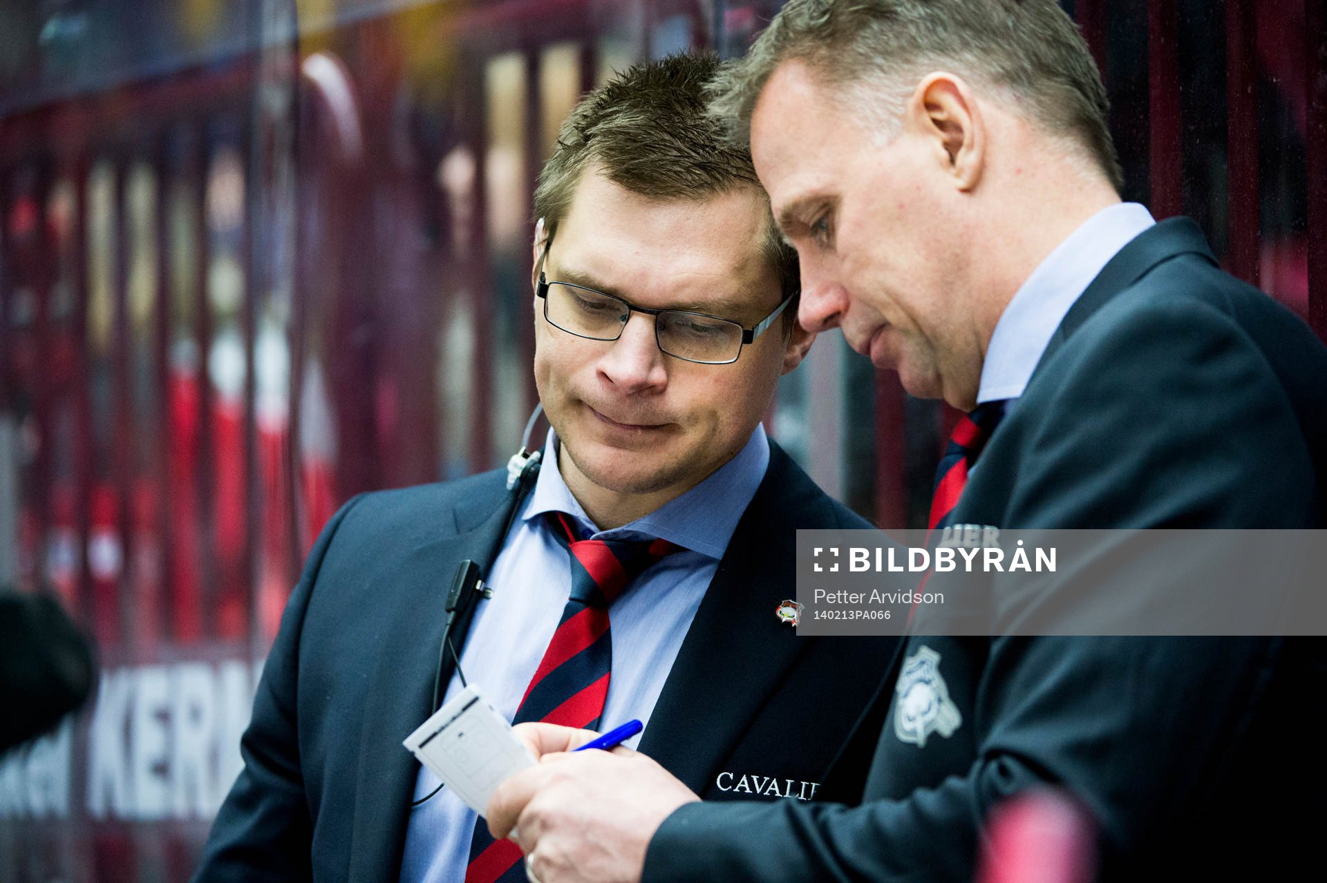 Malmö Redhawks tränare Mats Lusth pratar med assisterande