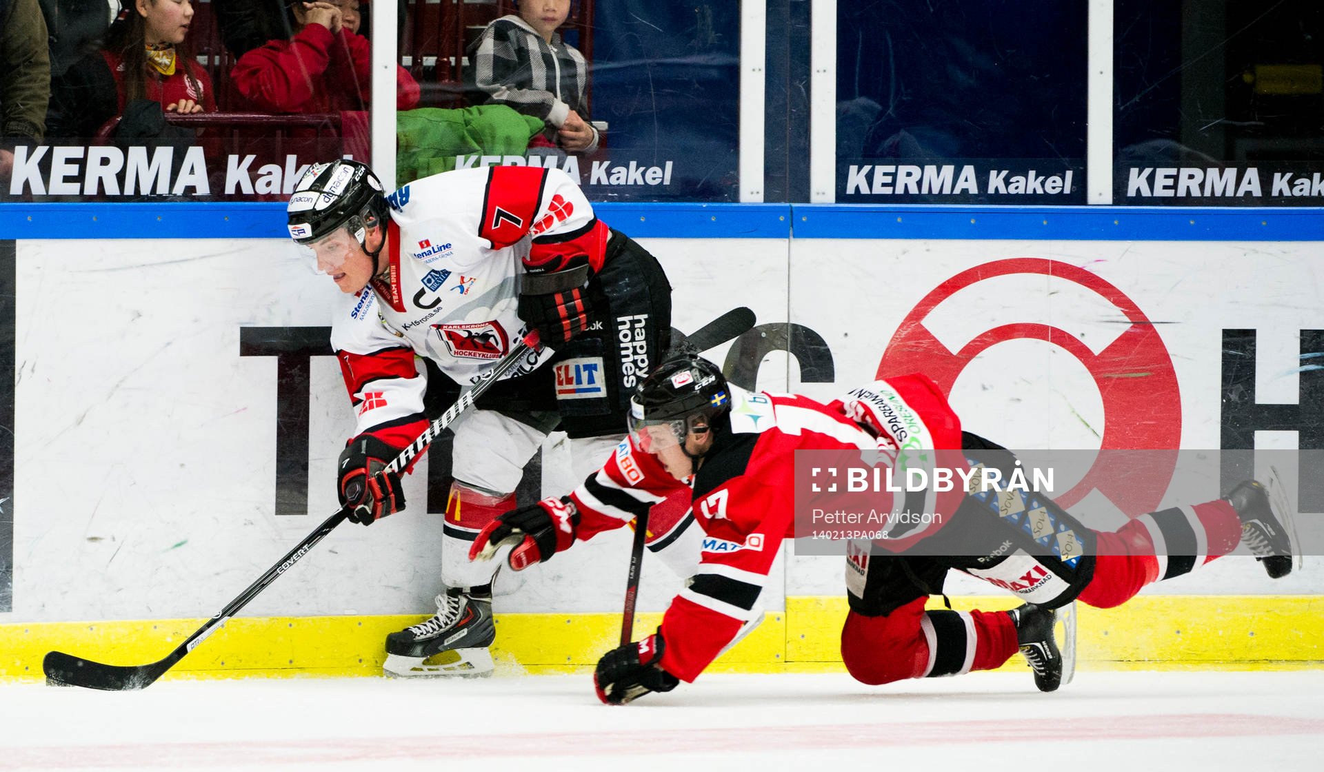 Malmö Redhawks Daniel Viksten faller bredvid Karlskronas