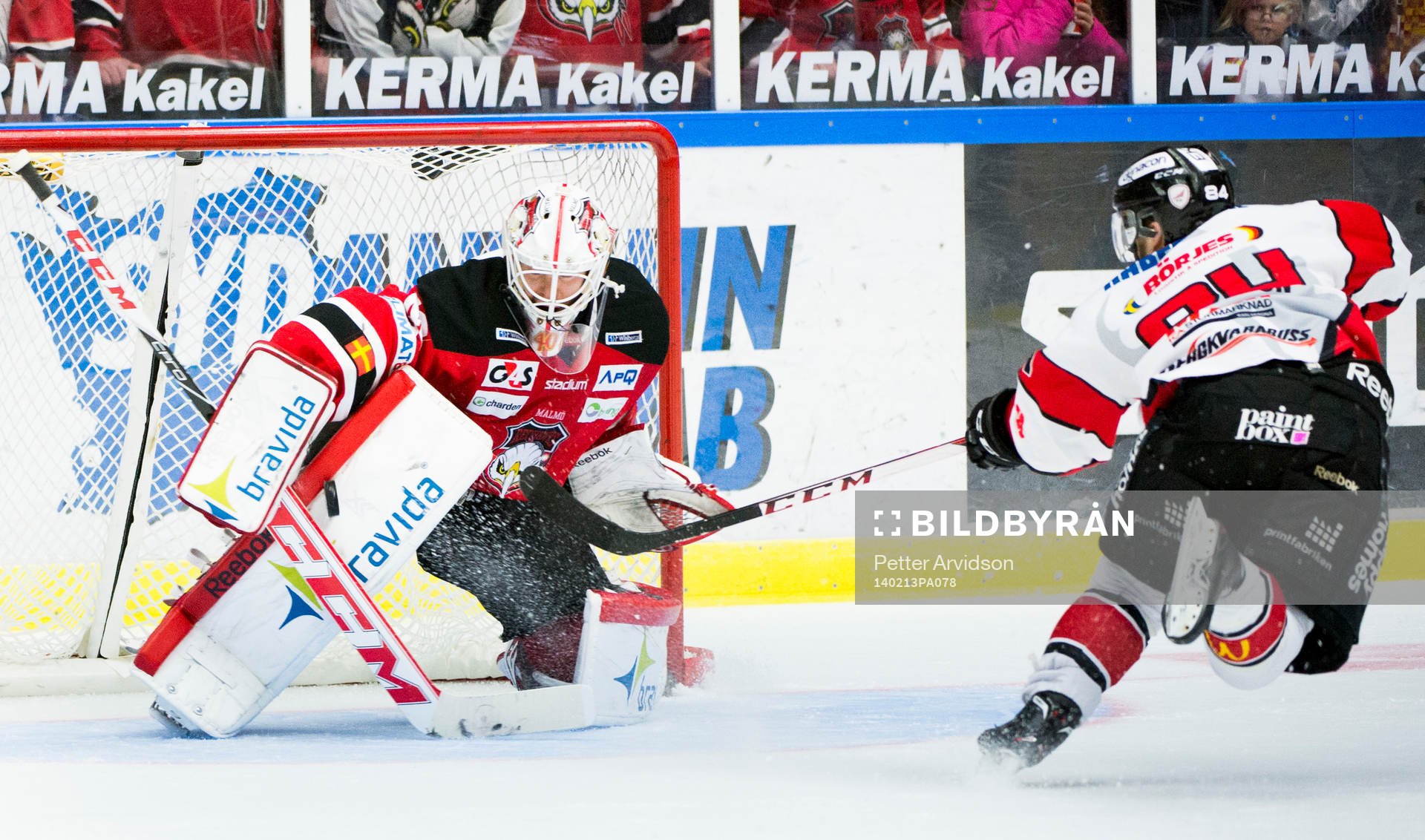 Malmö Redhawks målvakt Pontus Sjögren räddar ett
