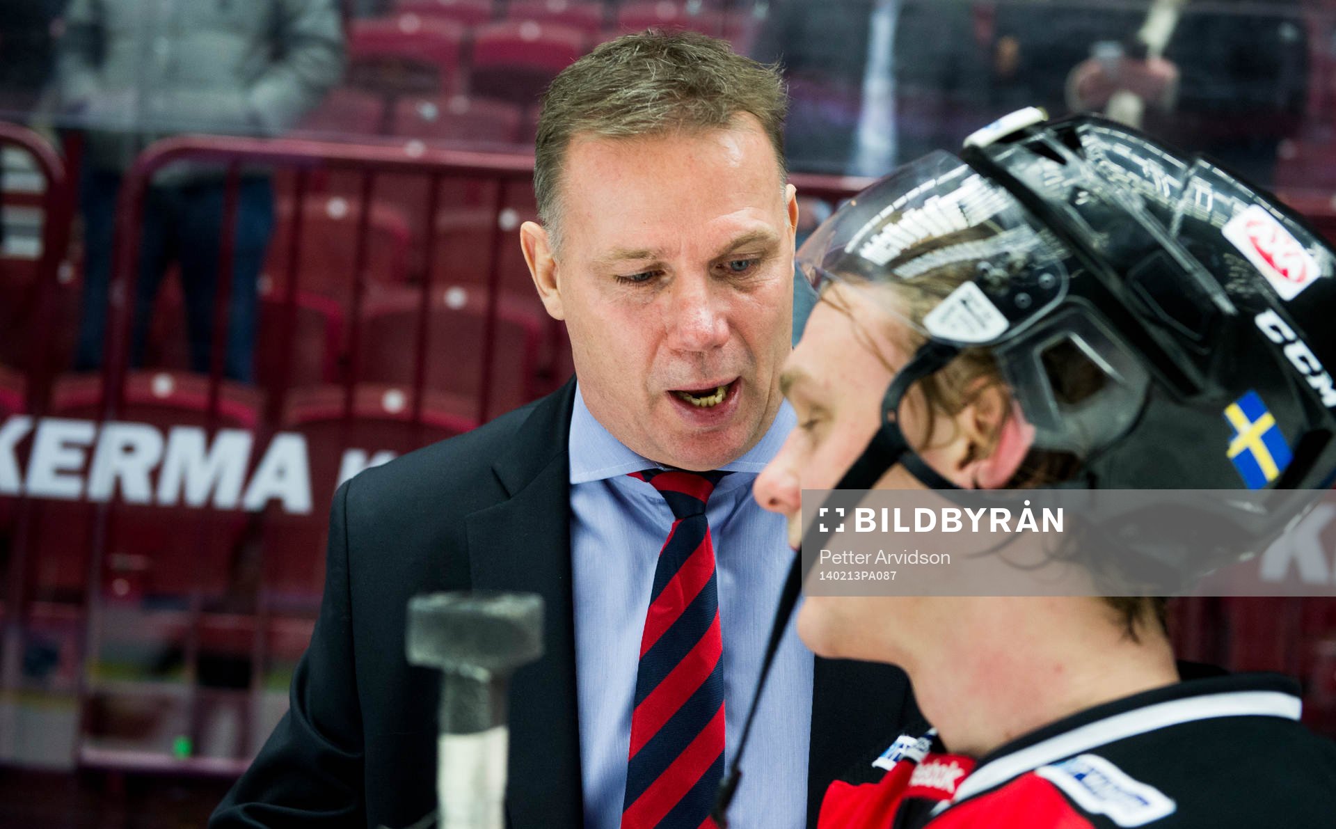 Malmö Redhawks tränare Mats Lusth pratar med Calle