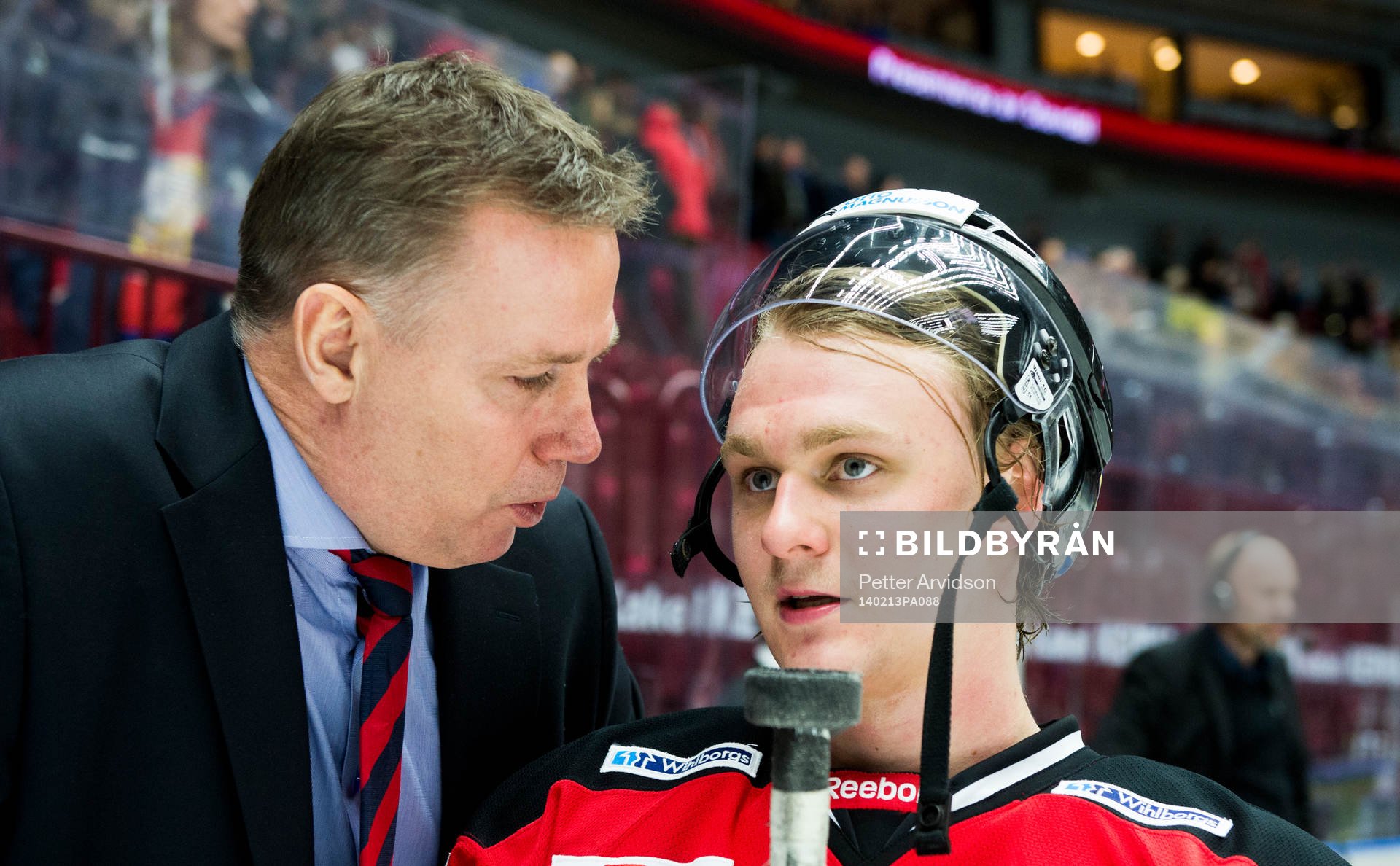 Malmö Redhawks tränare Mats Lusth pratar med Calle
