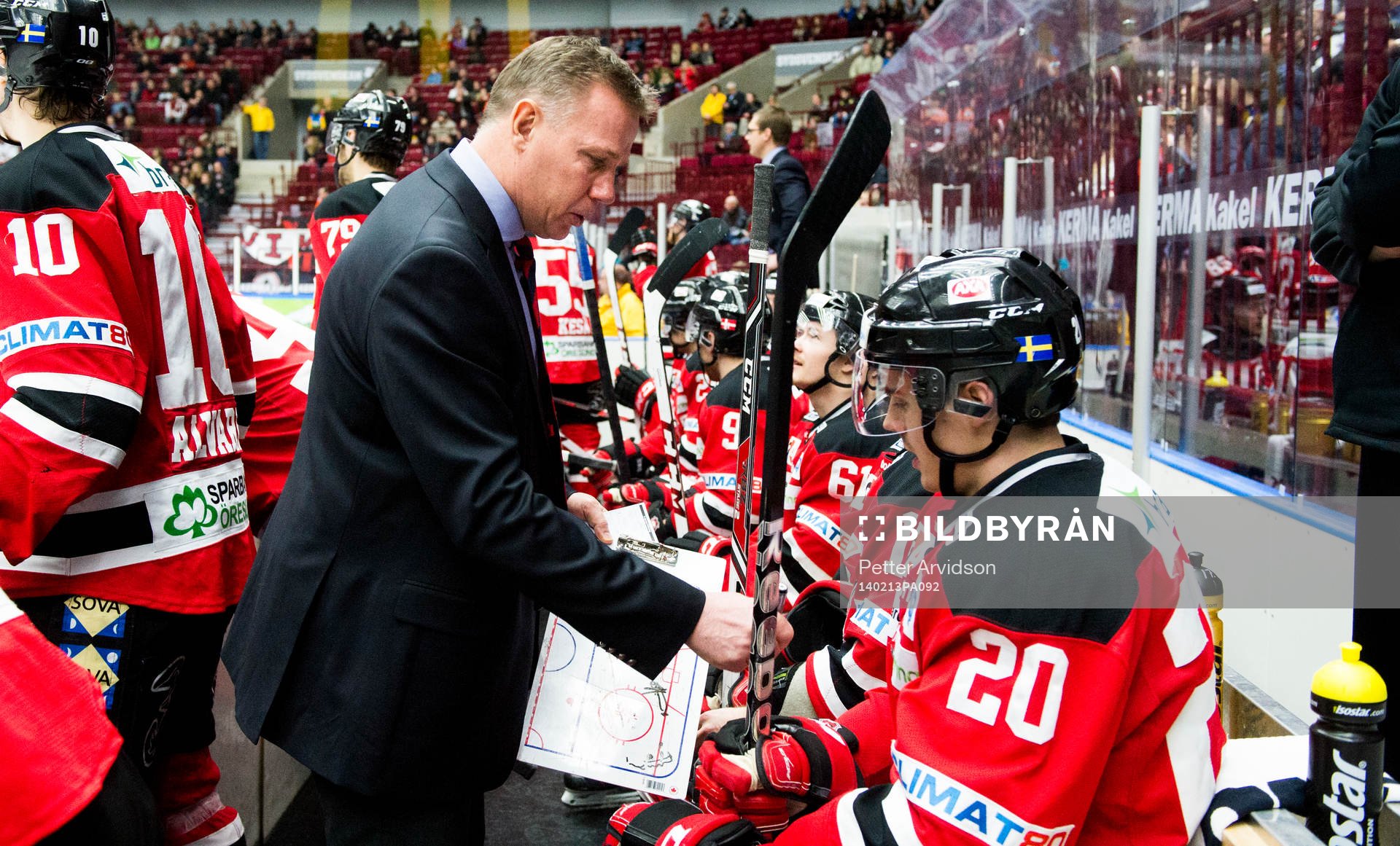 Malmö Redhawks tränare Mats Lusth ritar på taktiktavla