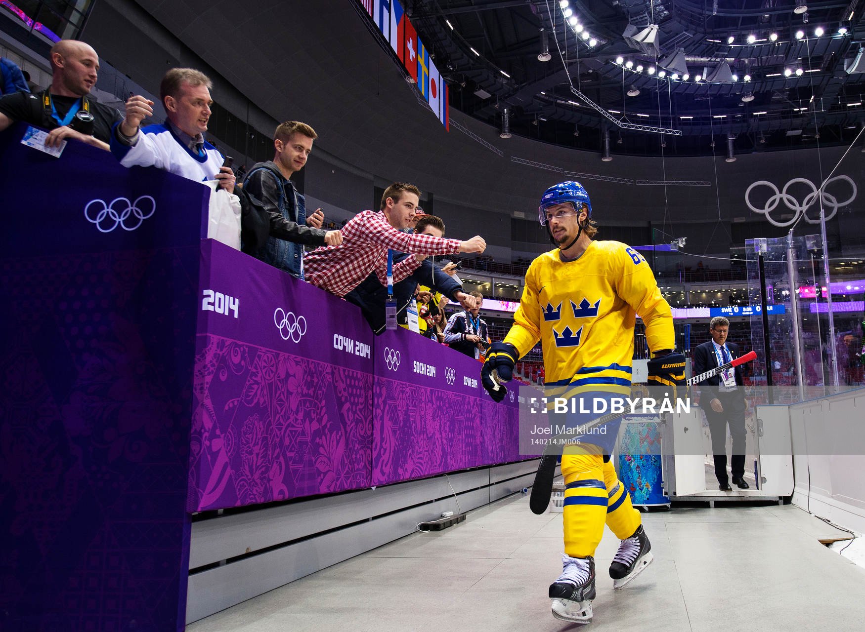 Sveriges Erik Karlsson lämnar isen