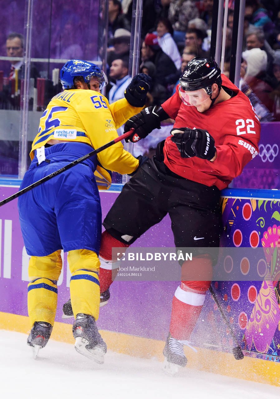 Sveriges Niklas Kronwall tacklar Schweiz Nino Niederreiter