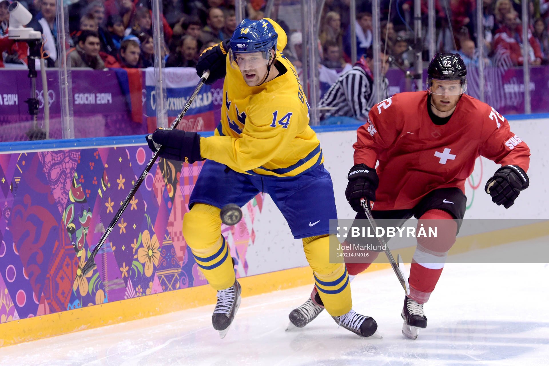 Sveriges Patrik Berglund och Schweiz Roman Wick jagar pucken