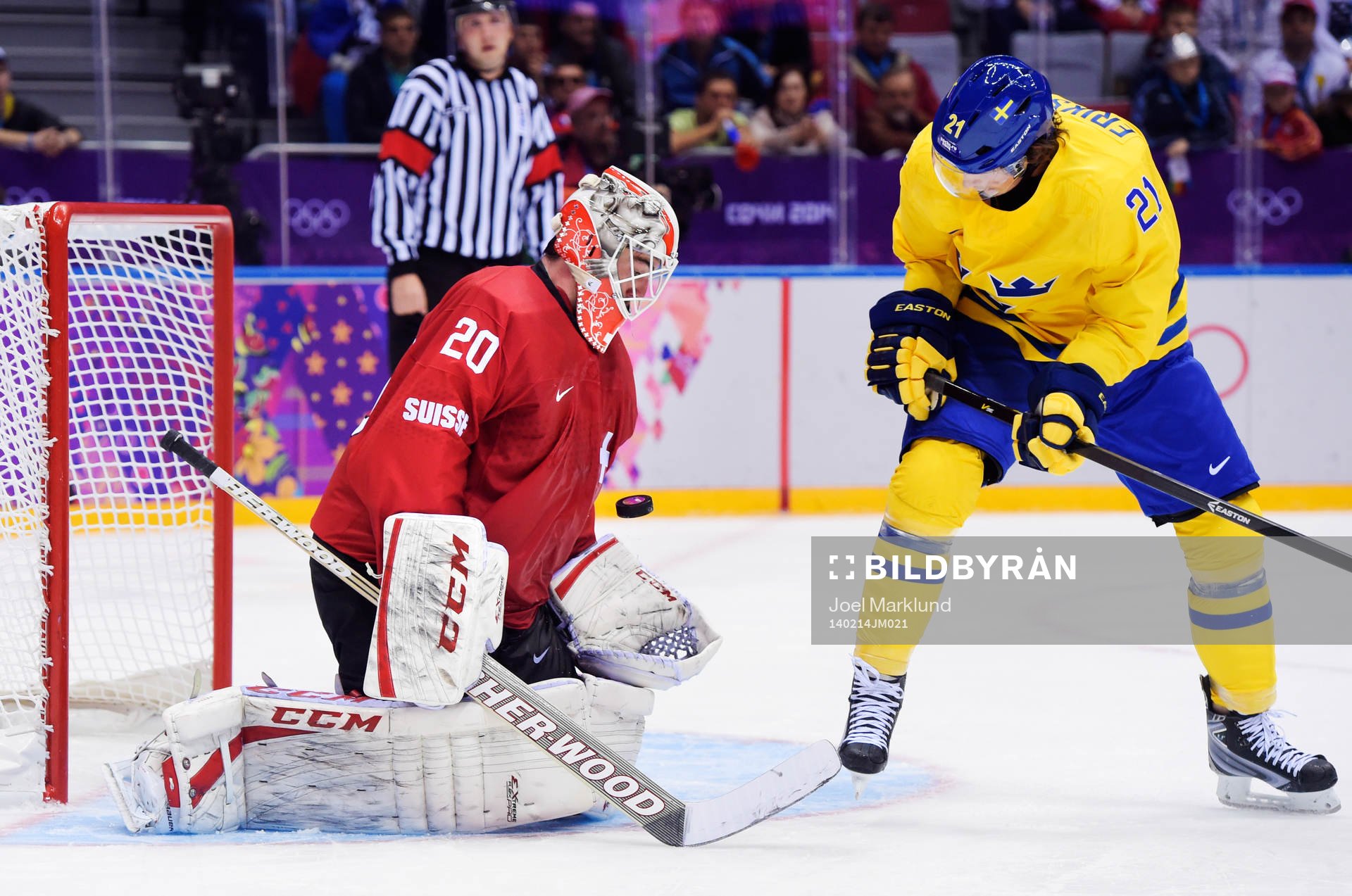 Schweiz målvakt Reto Berra räddar ett skott när Sveriges