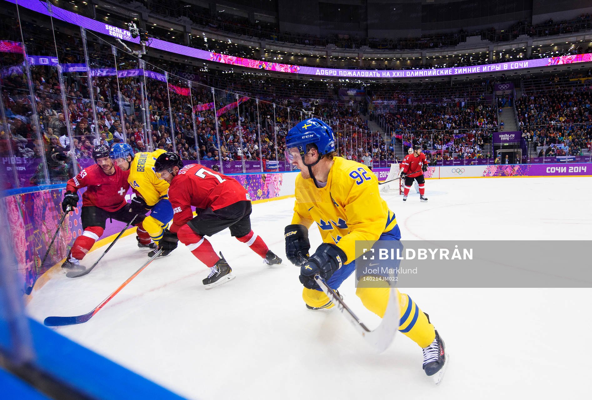 Sveriges Patrik Berglund och Gabriel Landeskog kämpar mot