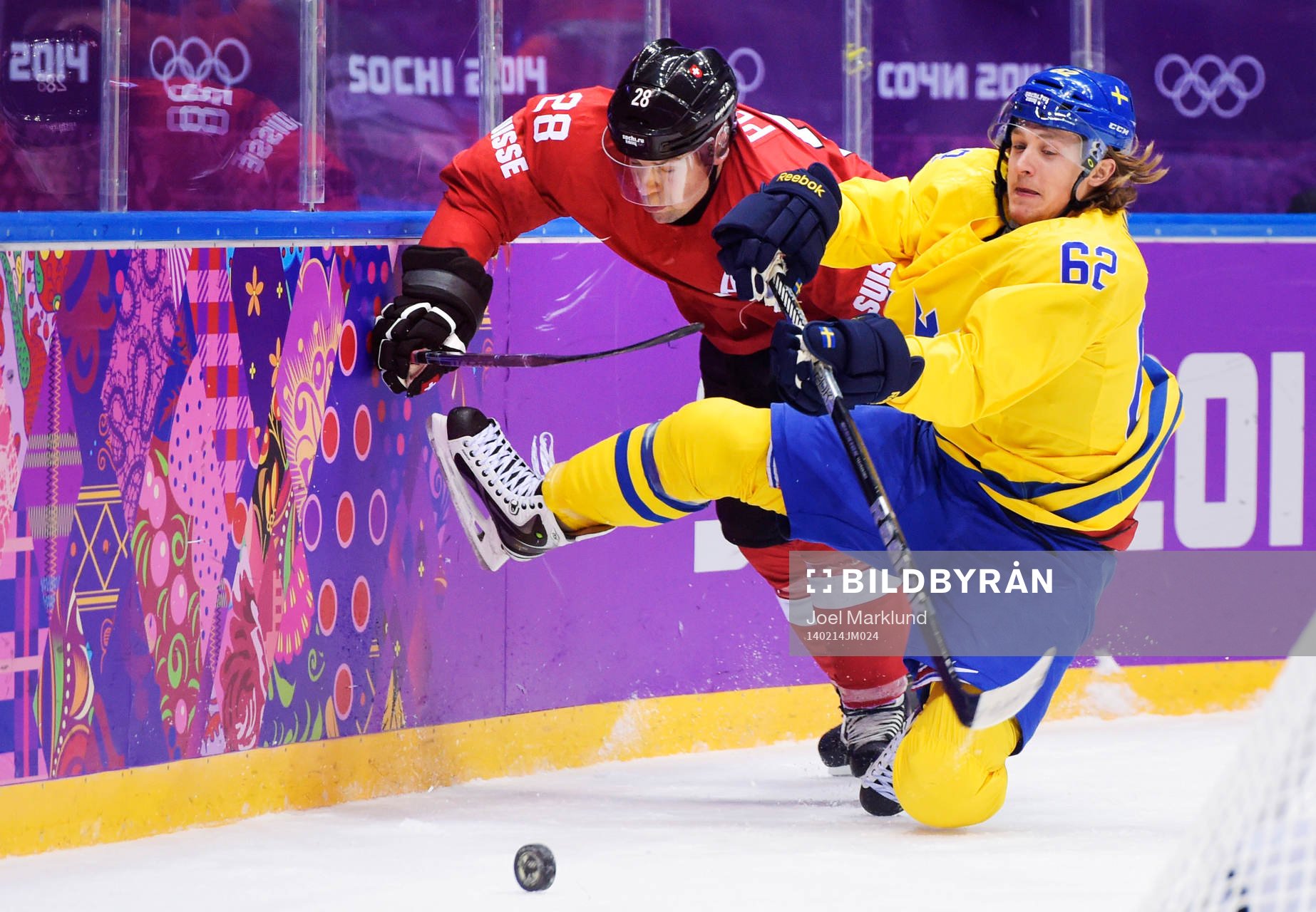 Schweiz Martin Plüss i kamp om pucken med Sveriges Carl