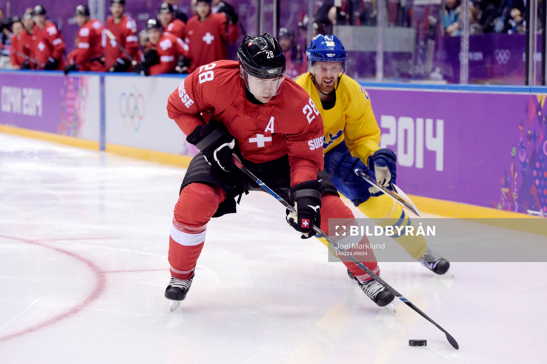 Sveriges Daniel Sedin och Schweiz Martin Plüss kämpar