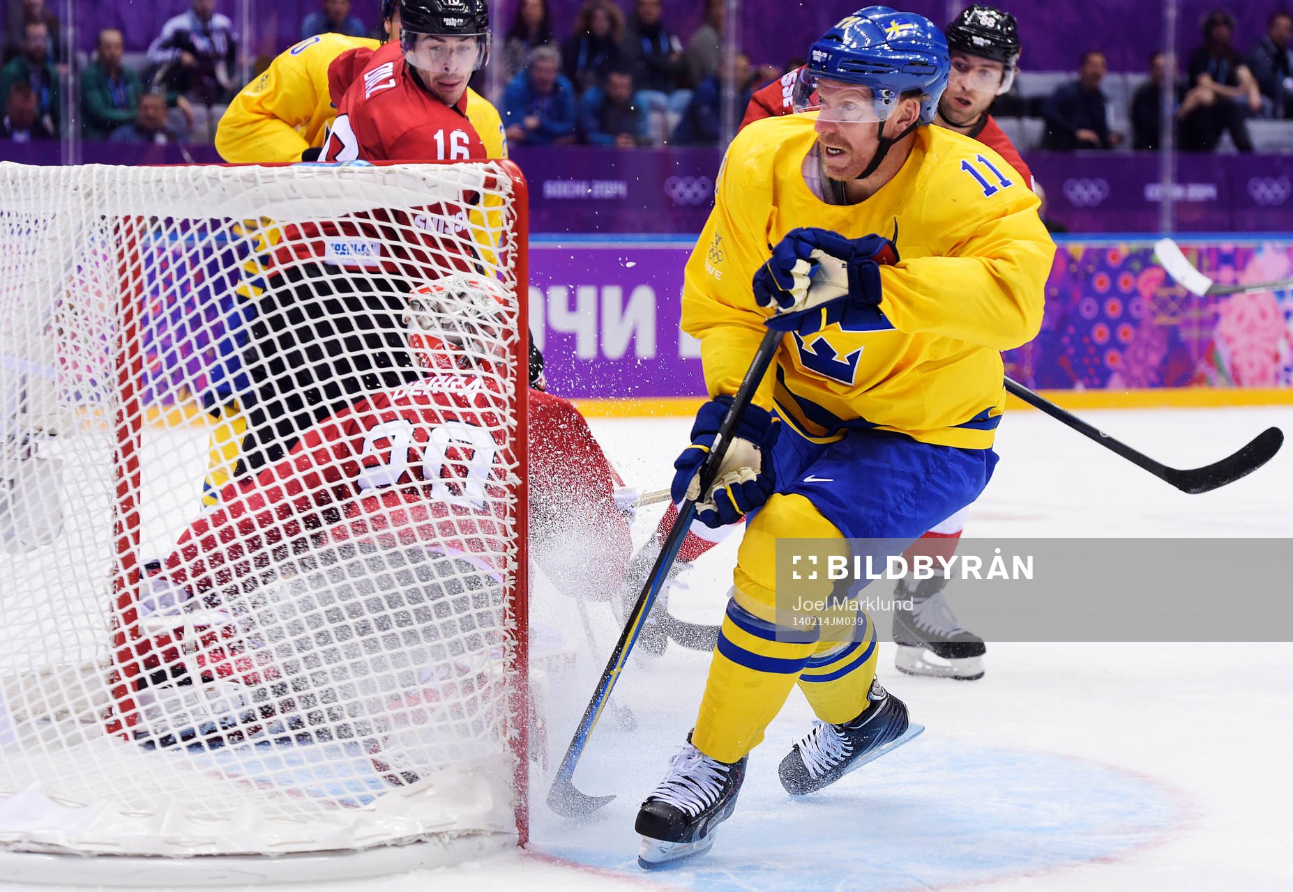 Sveriges Daniel Alfredsson skjuter in 1-0 bakom Schweiz