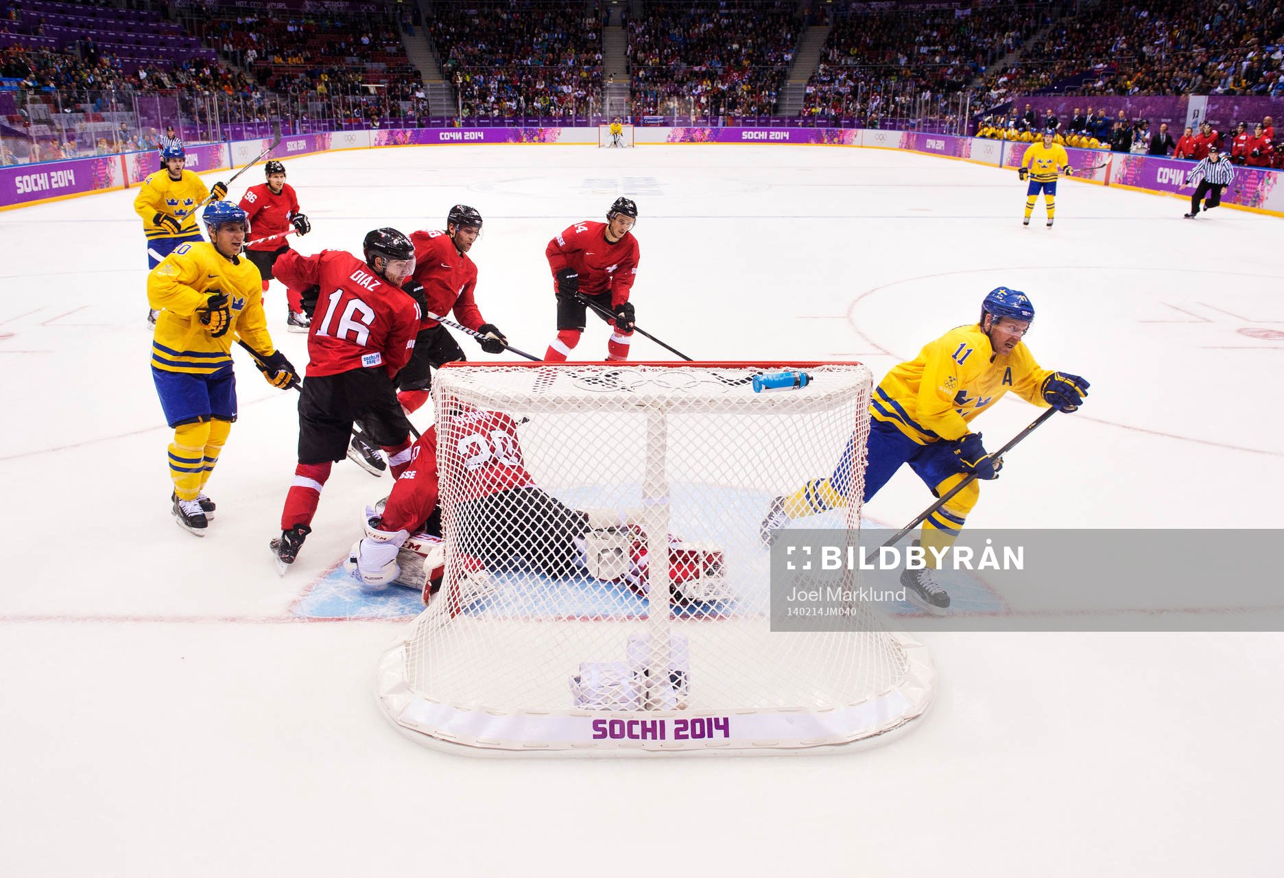 Sveriges Daniel Alfredsson skjuter in 1-0 bakom Schweiz