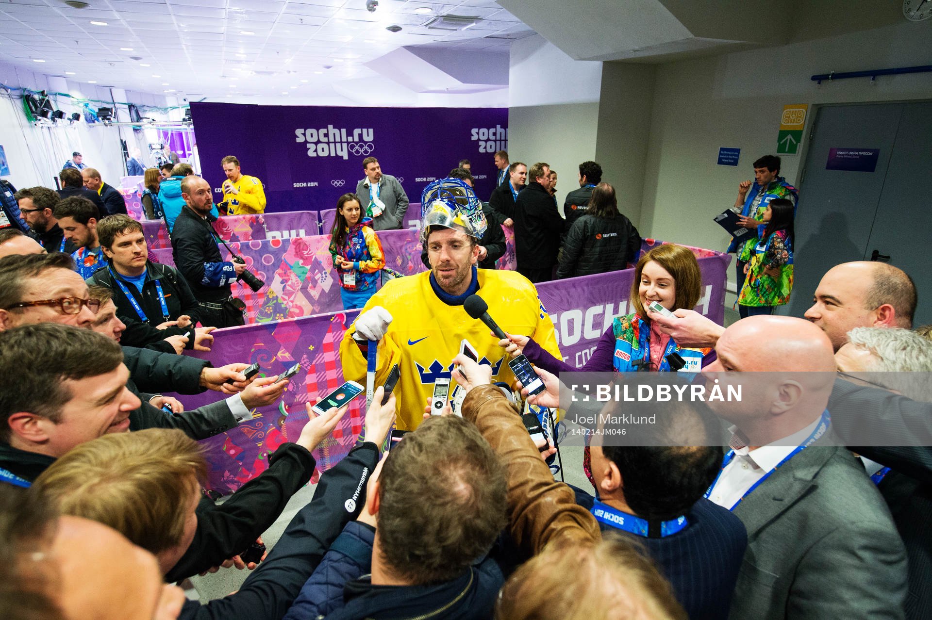 Sveriges målvakt Henrik Lundqvist blir intervjuad av ett