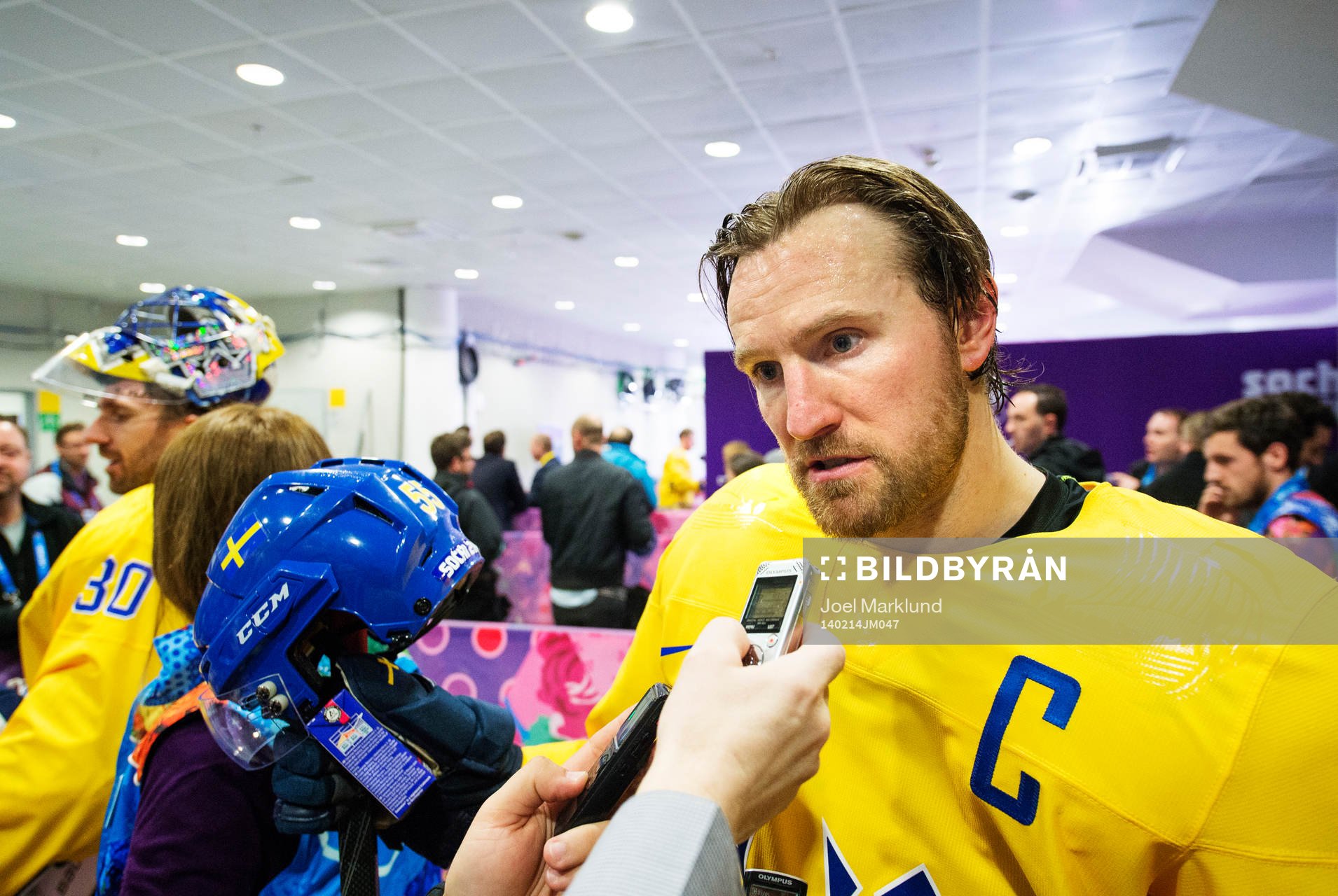 Sveriges Niklas Kronwall blir intervjuad