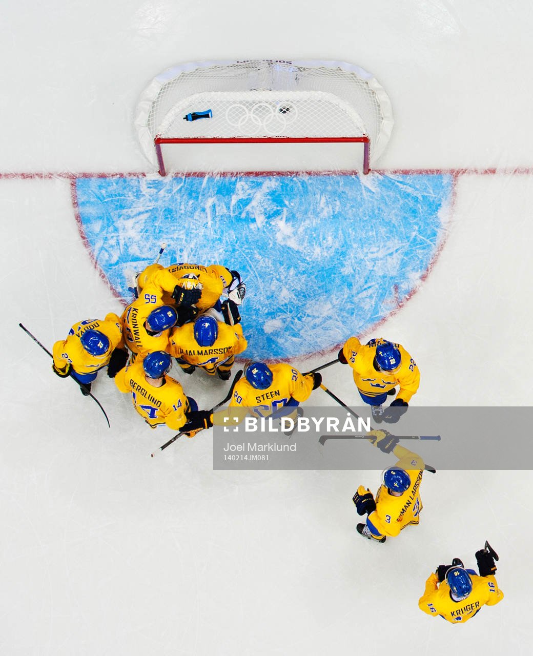 De svenska spelarna samlas kring målvakten Henrik