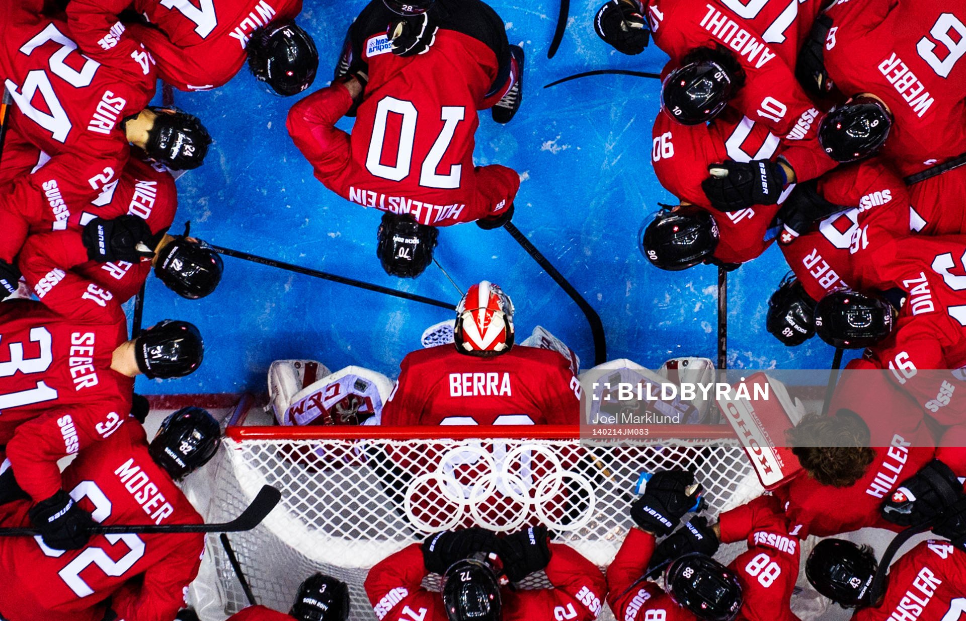 Schweiz spelare samlas runt sin målvakt Reto Berra