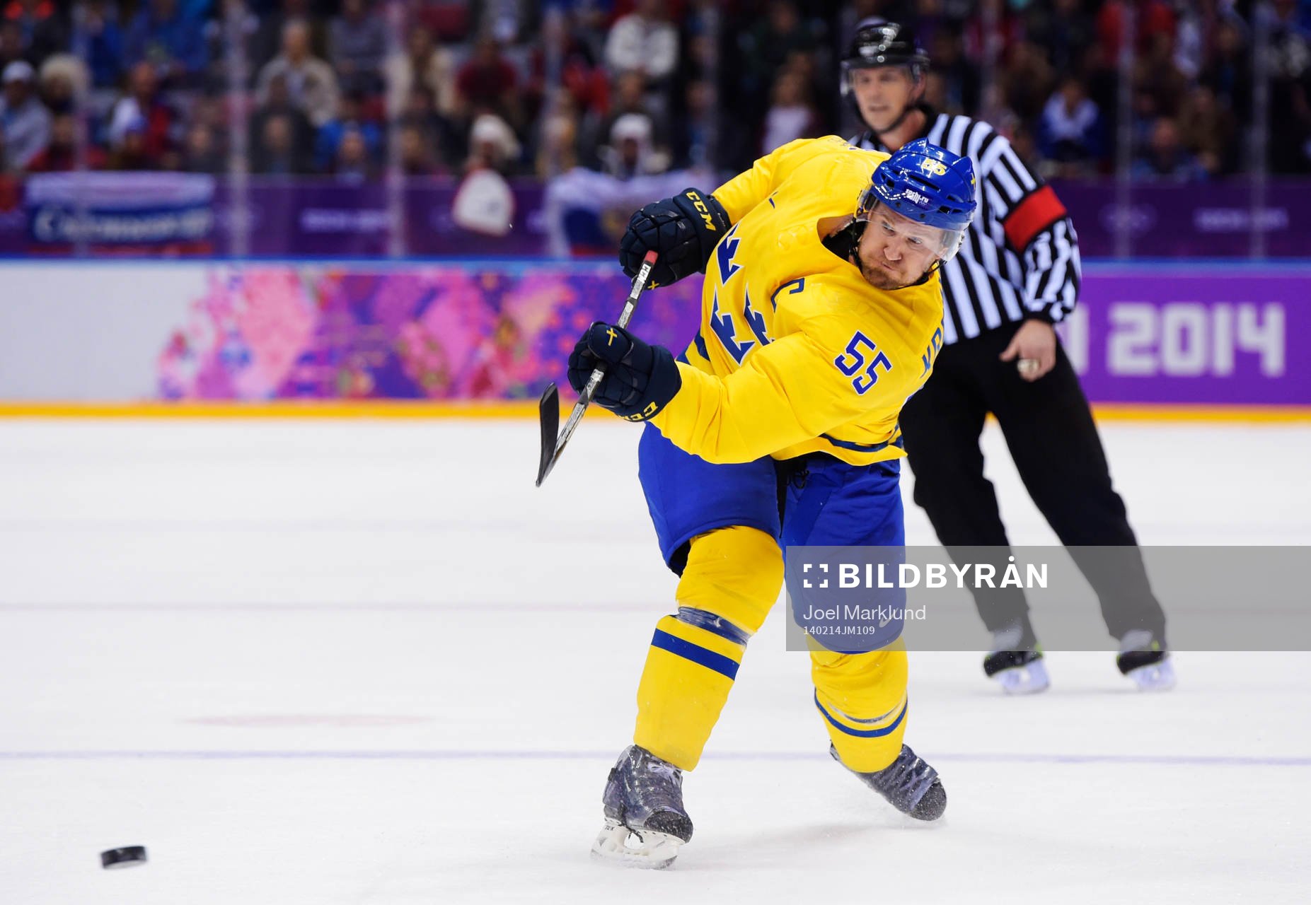 Sveriges Niklas Kronwall skjuter ett skott i