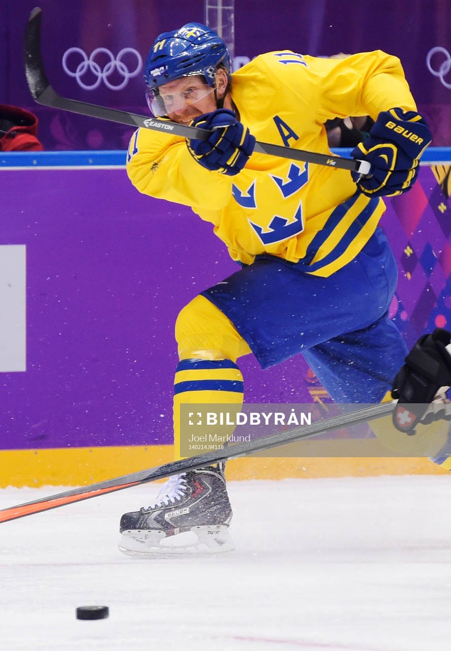 Sveriges Daniel Alfredsson skjuter ett skott i