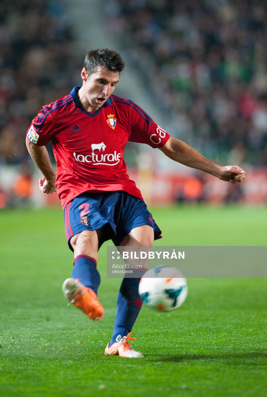 ELCHE, ESPANA - 14 DE FEBRERO: Marc Bertran realiza un