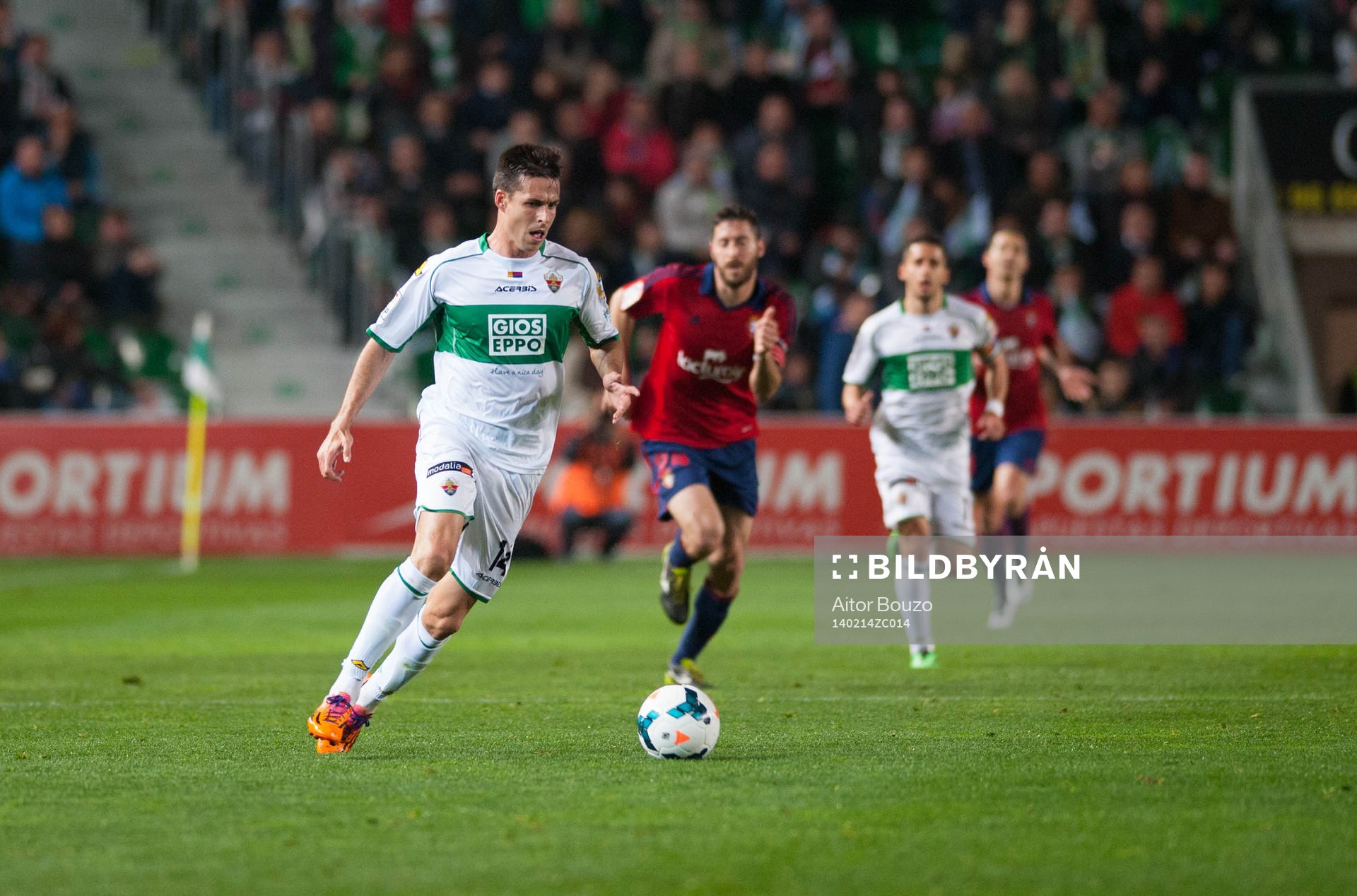 ELCHE, ESPANA - 14 DE FEBRERO: Manu del Moral deja atras a