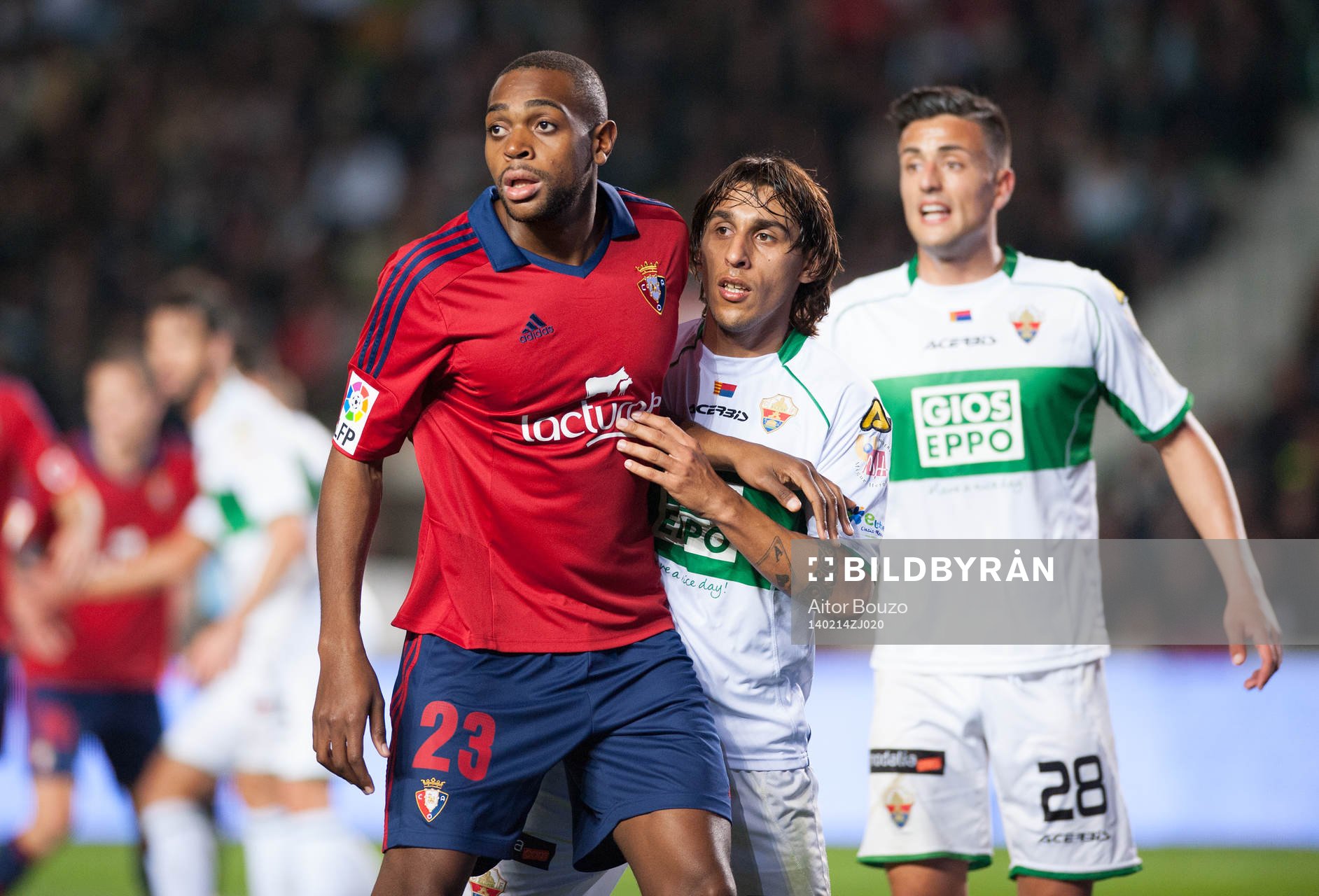 ELCHE, ESPANA - 14 DE FEBRERO: Raoul Loe es marcado por