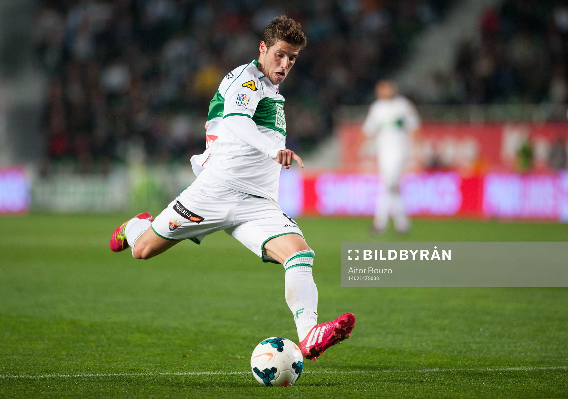 ELCHE, ESPANA - 14 DE FEBRERO: Ruben Perez realiza el