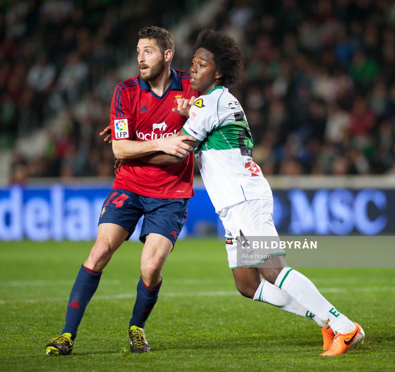 ELCHE, ESPANA - 14 DE FEBRERO: Intenso marcaje de Carlos