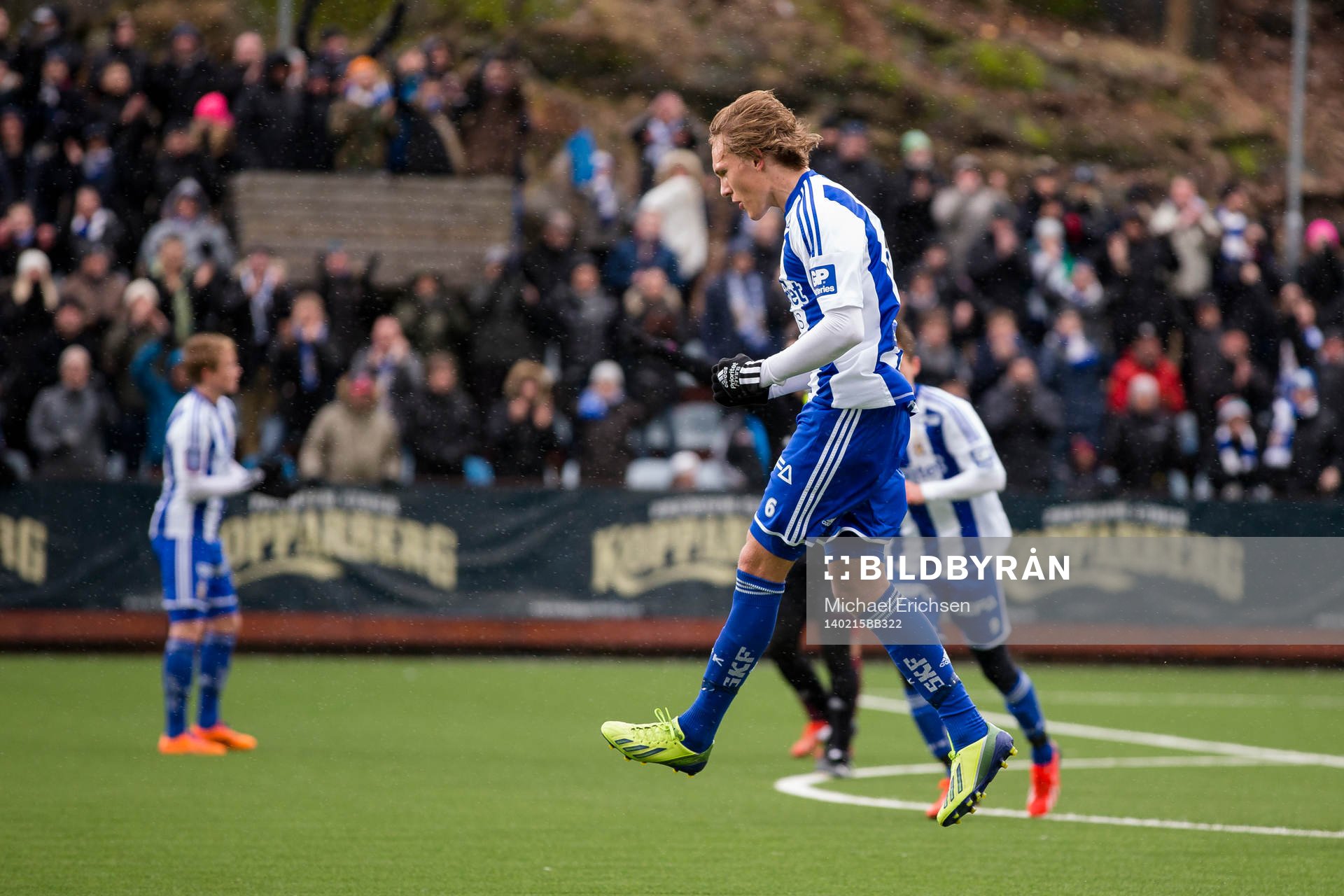 IFK Göteborgs Ludwig Augustinsson jublar efter att ha skjutit in reduceringen till 1-3 på frispark under träningsmatchen i fotboll mellan IFK Göteborg - Ålborg den 15 februari 2014 i Göteborg.
