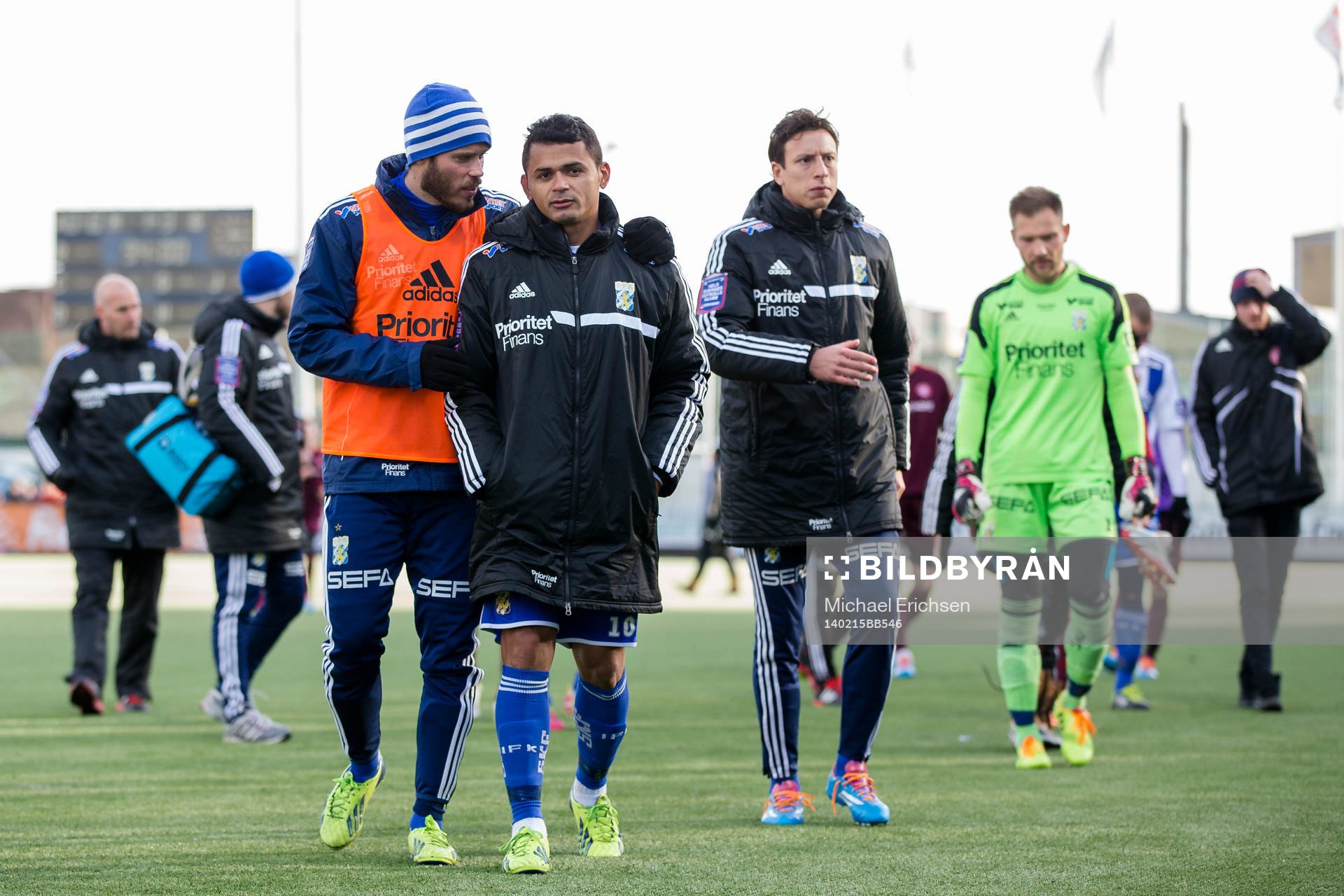 Deppiga IFK Göteborg spelare lämnar planen, Emil