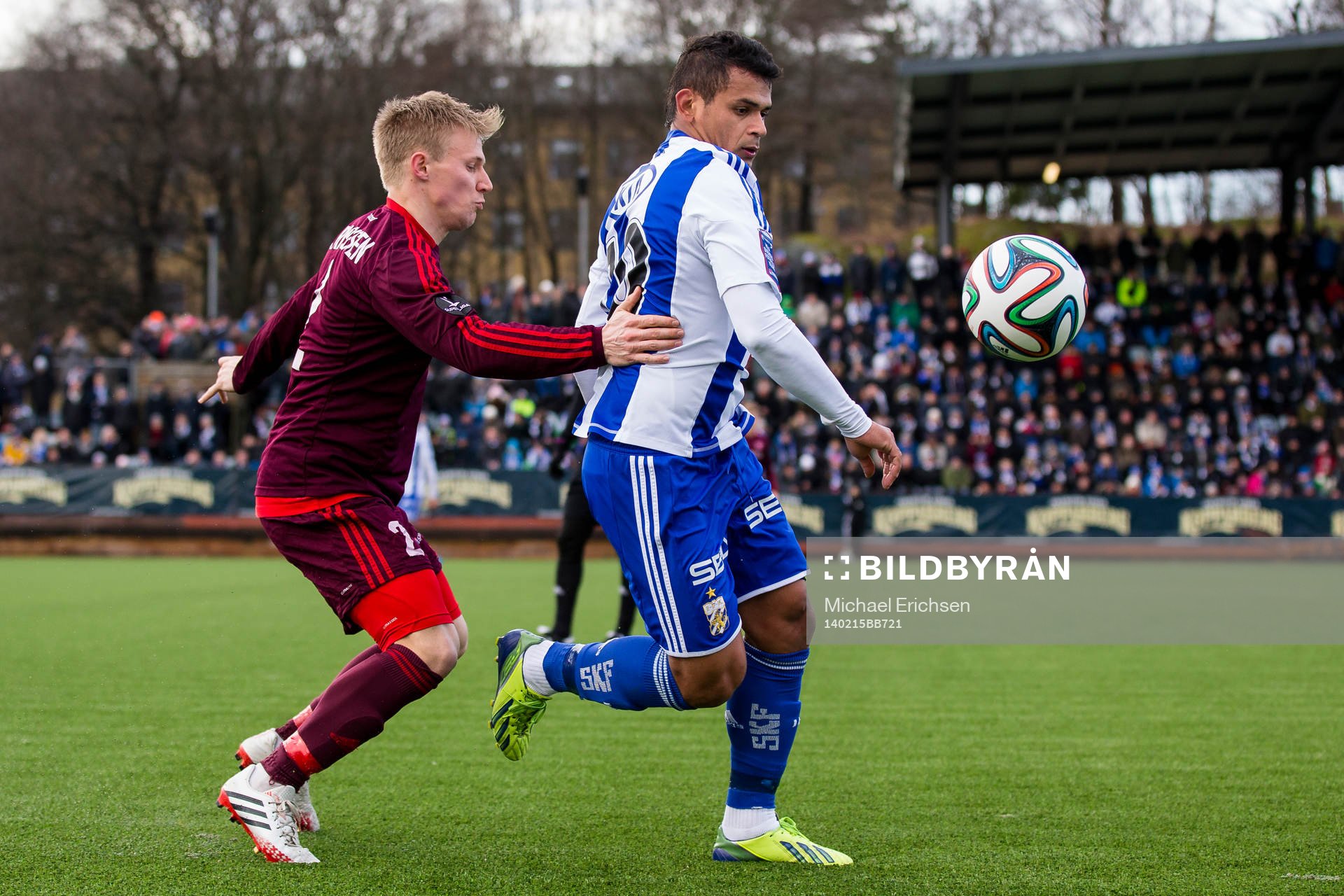 IFK Göteborgs Daniel Sobralense täcker bollen för