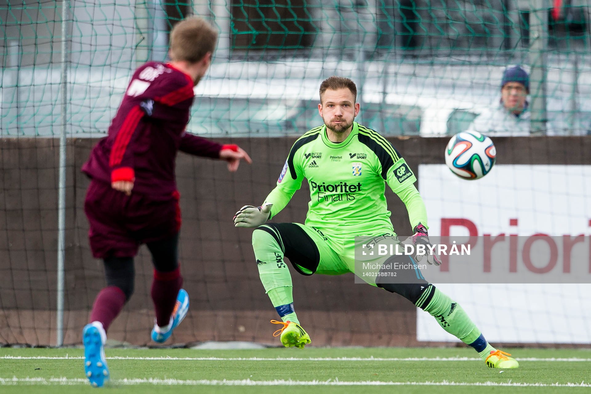 Ålborgs Anders Due skjuter ett skott mot IFK Göteborgs