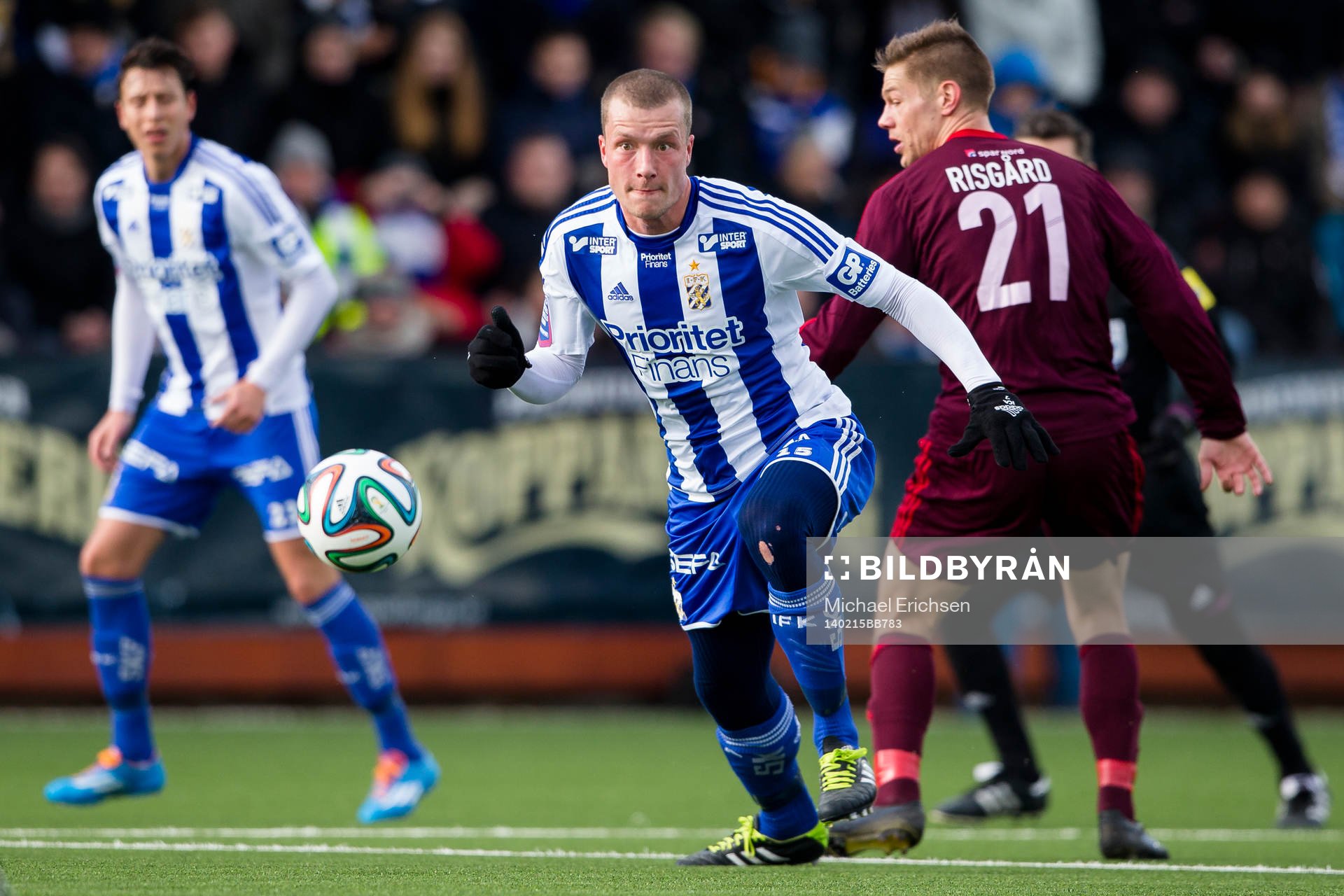 IFK Göteborgs Jakob Johansson vinner boll på mitten