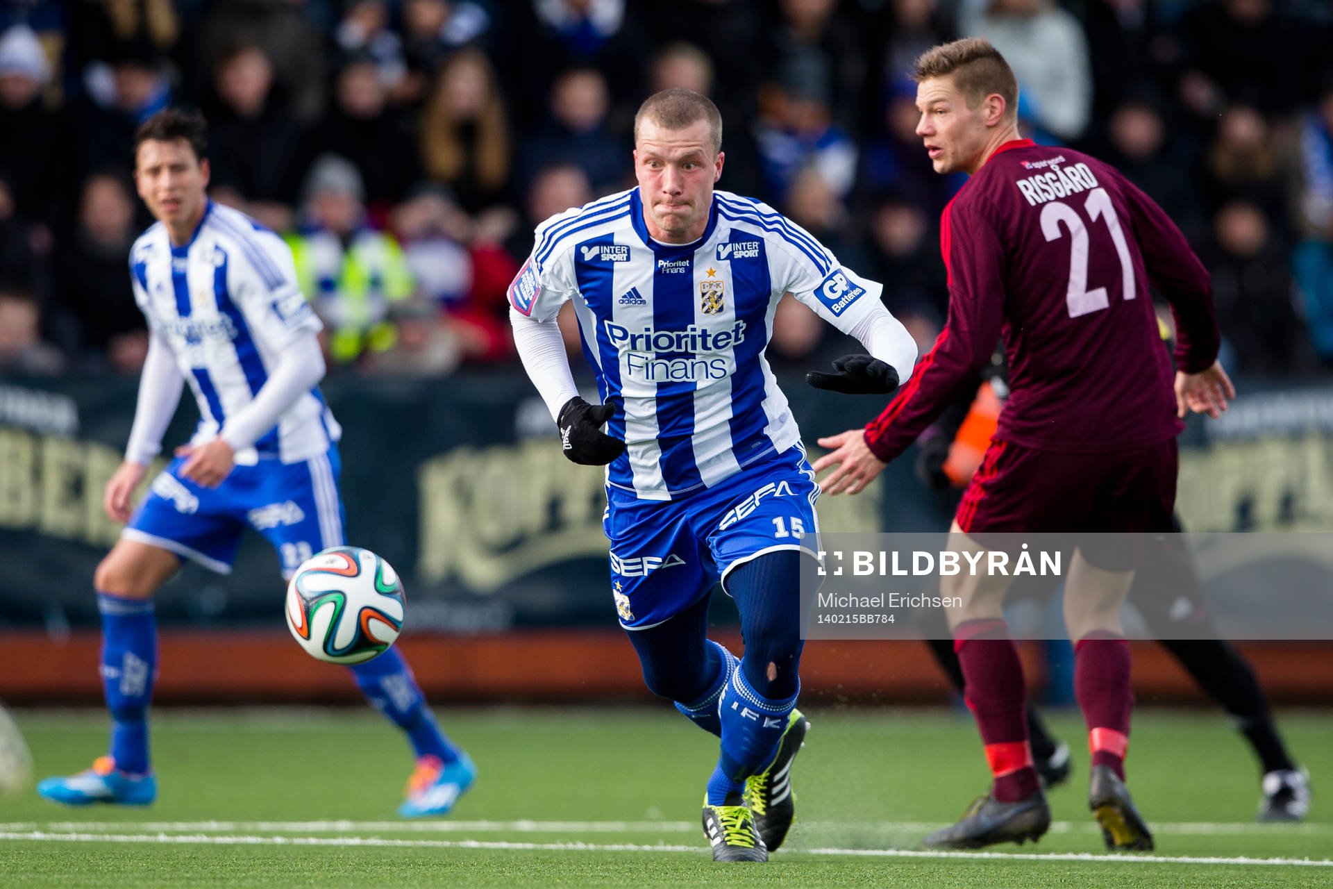 IFK Göteborgs Jakob Johansson vinner boll på mitten
